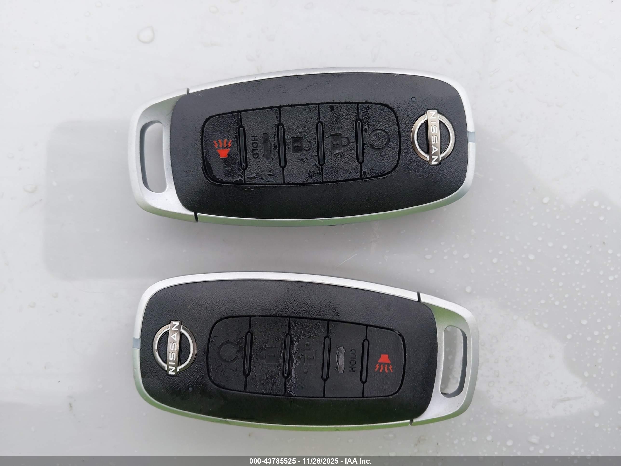 NISSAN VERSA image 11
