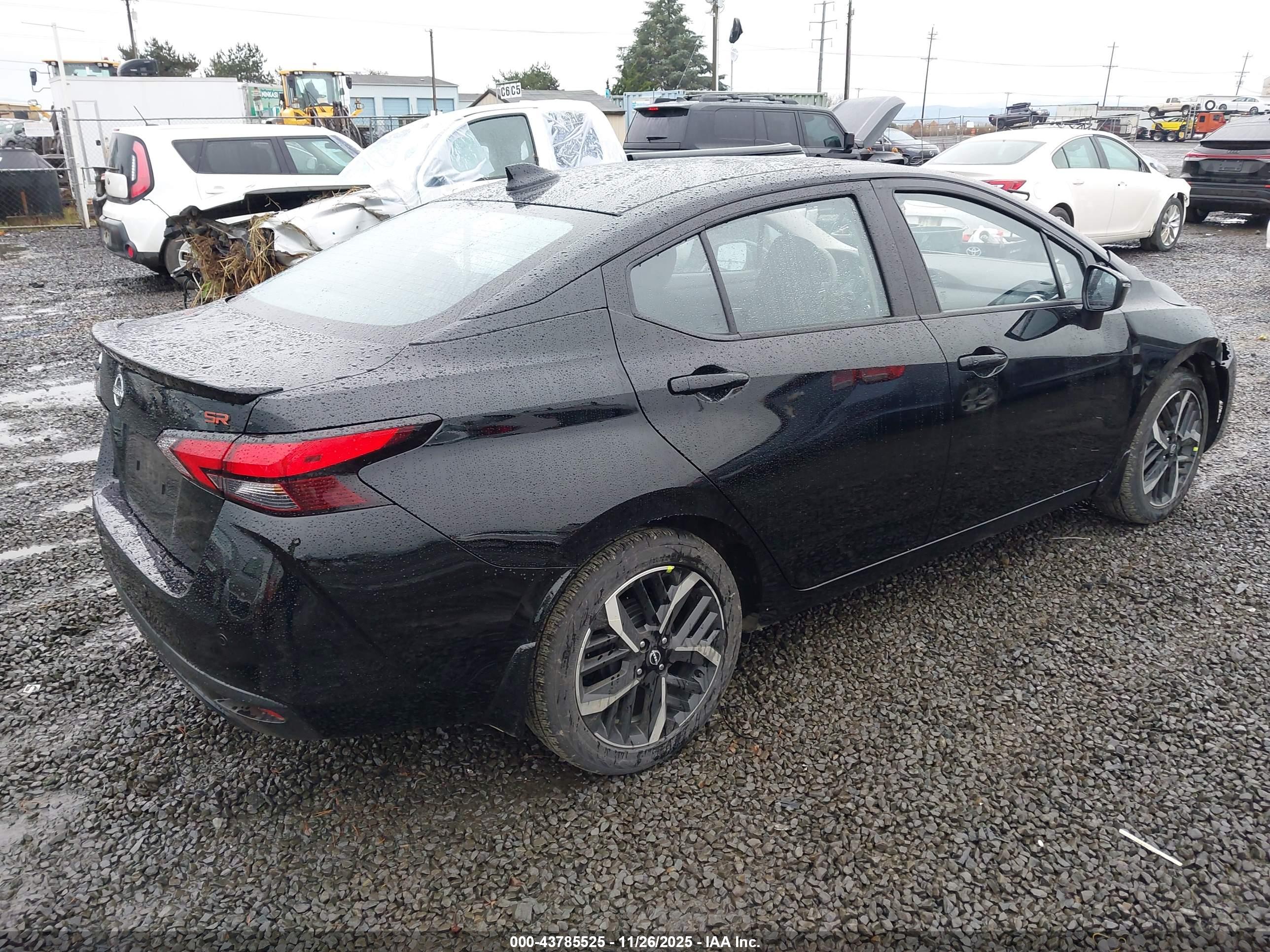 NISSAN VERSA image 4