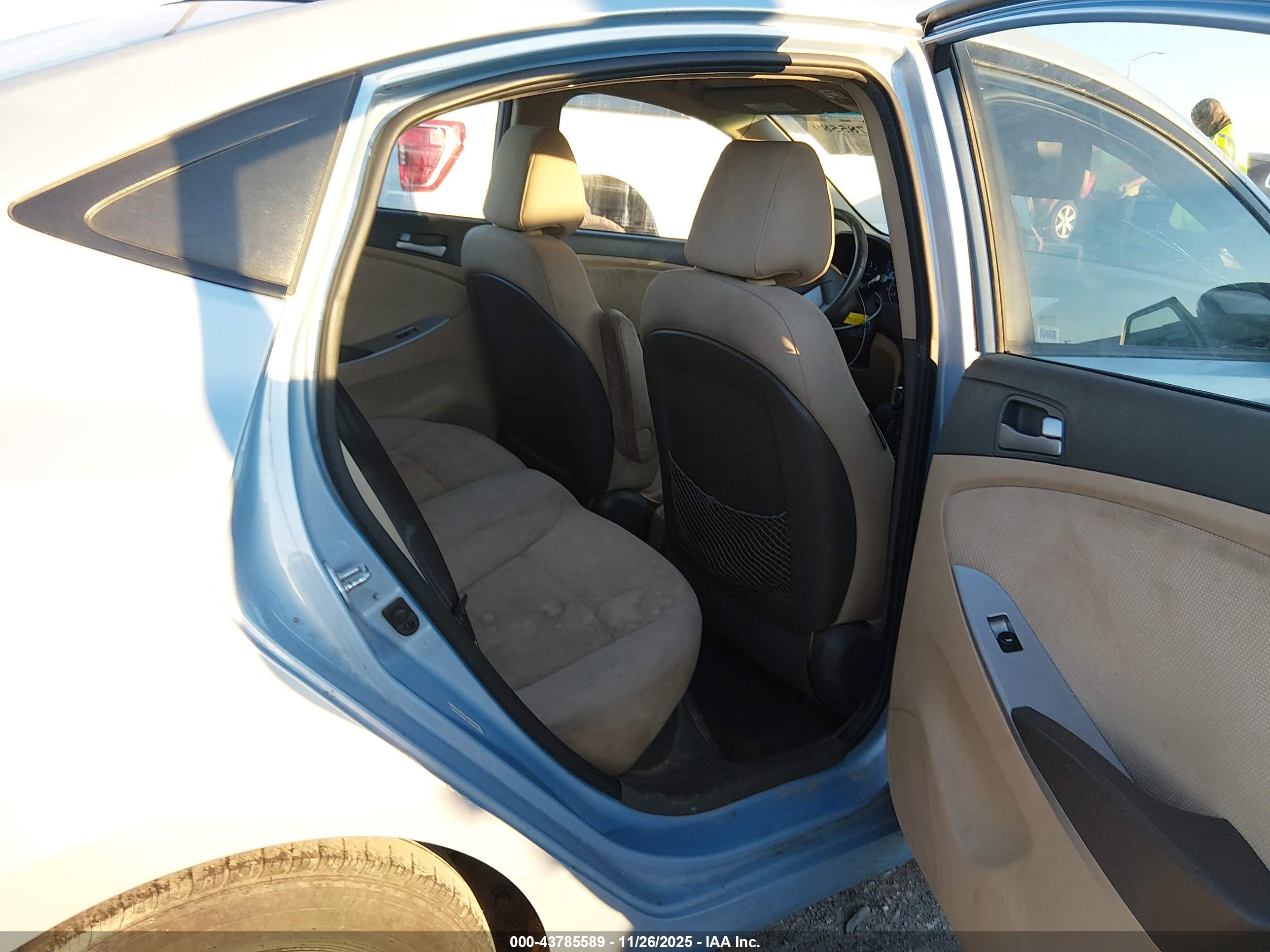 HYUNDAI ACCENT image 8