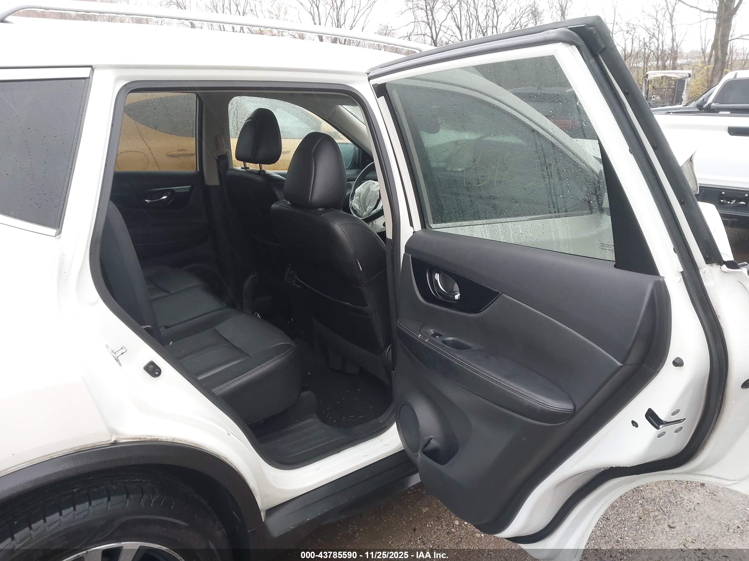 NISSAN ROGUE image 8