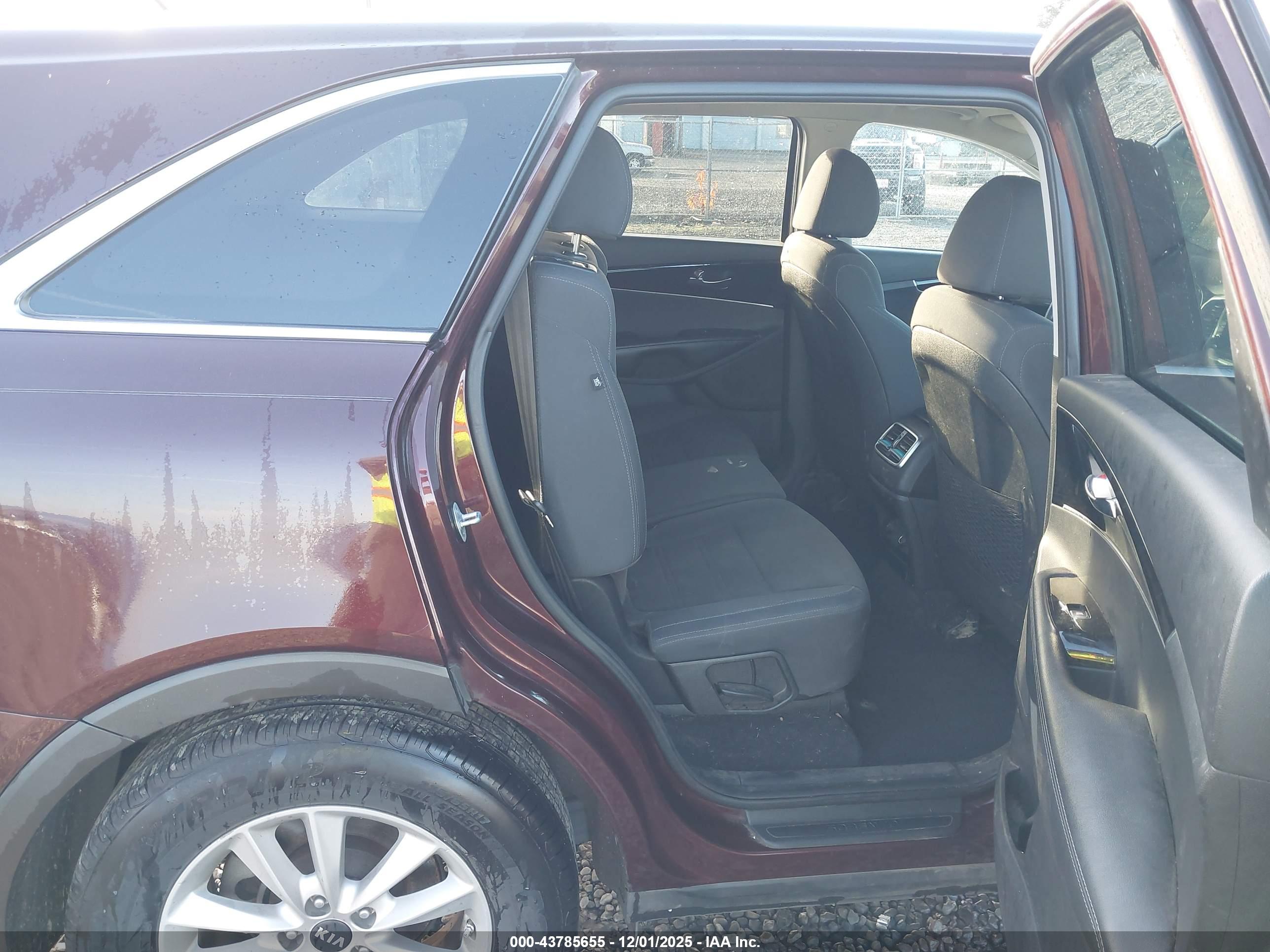 KIA SORENTO image 8