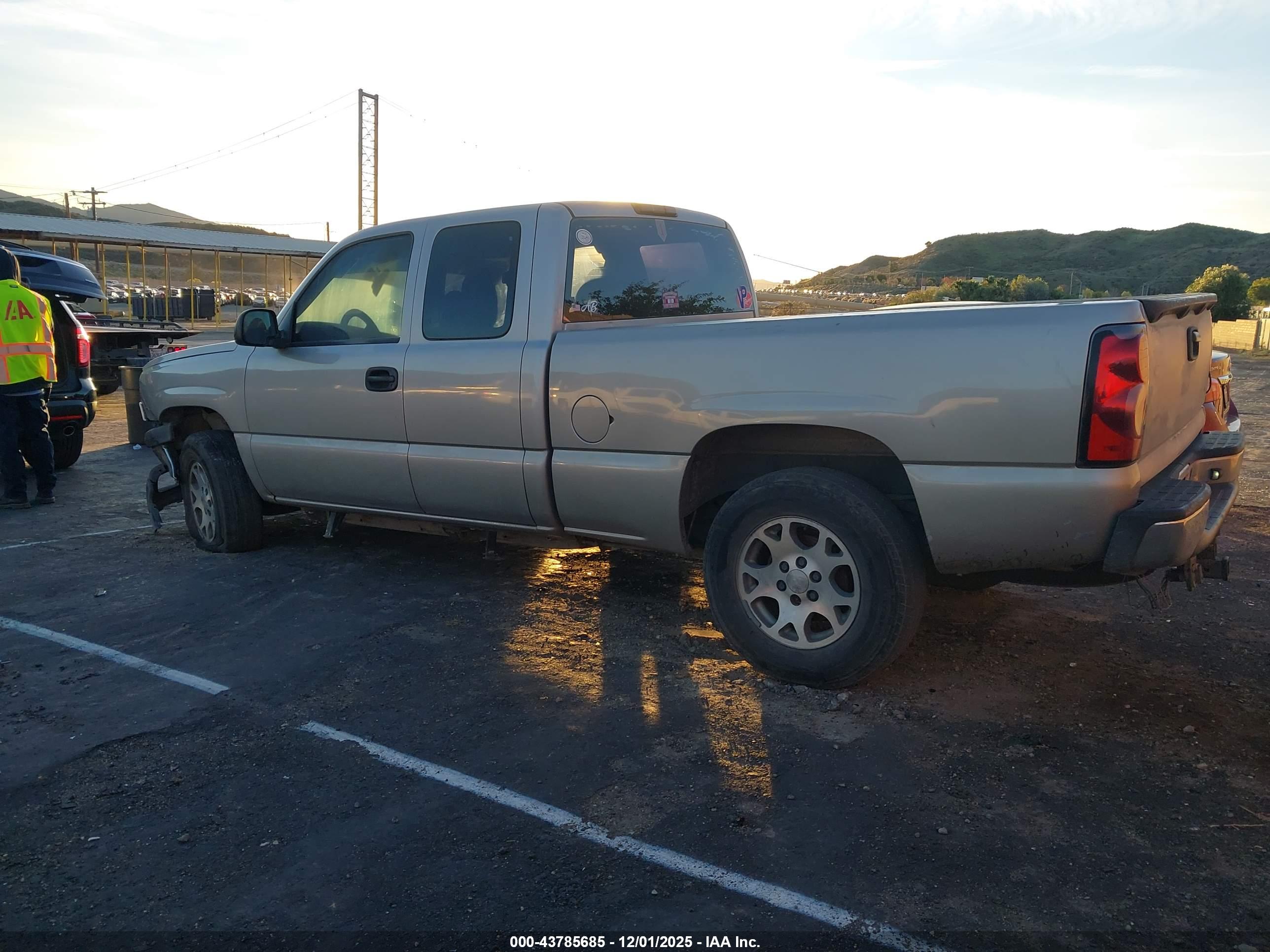 CHEVROLET SILVERADO image 3