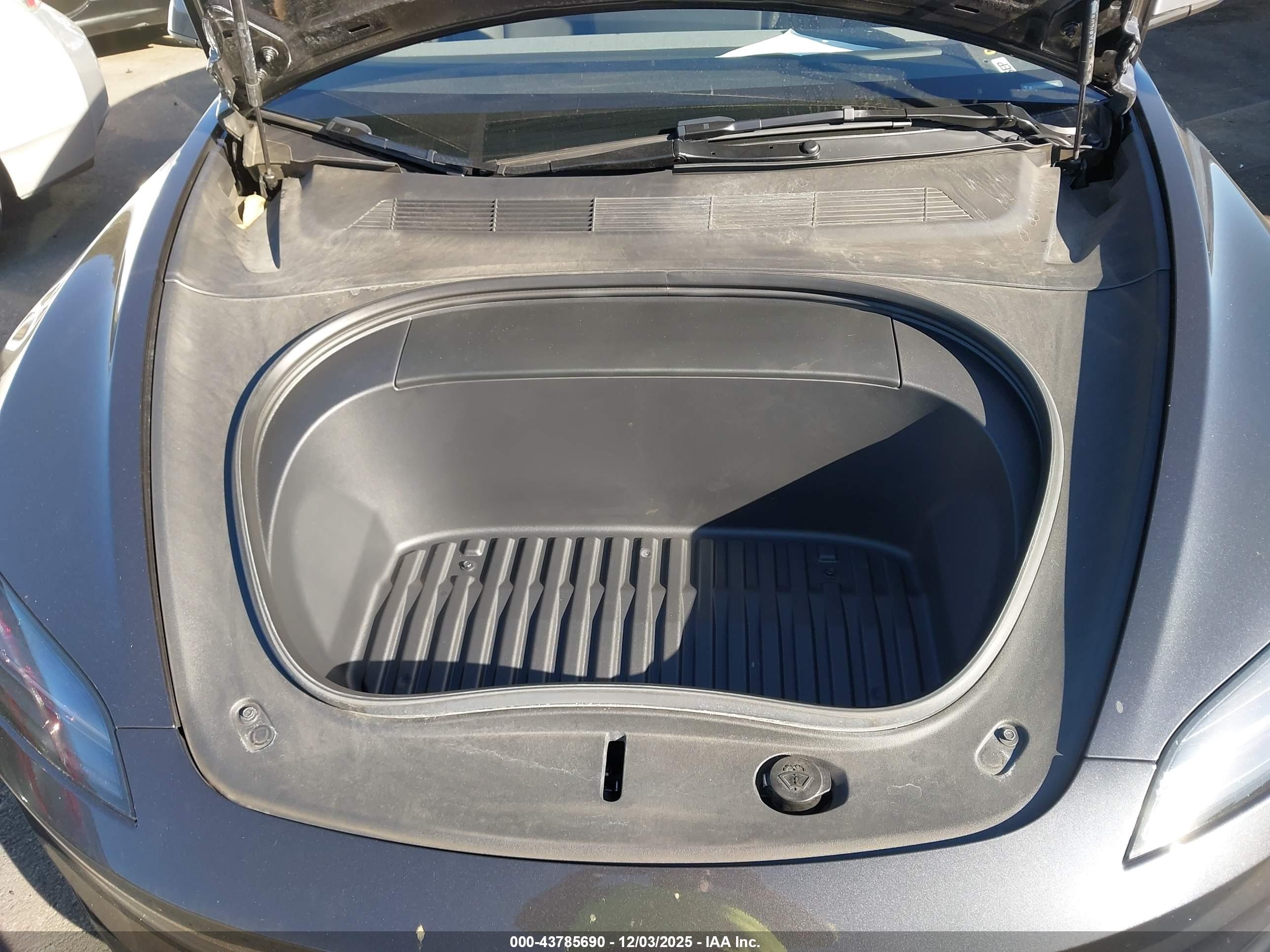 TESLA MODEL image 10