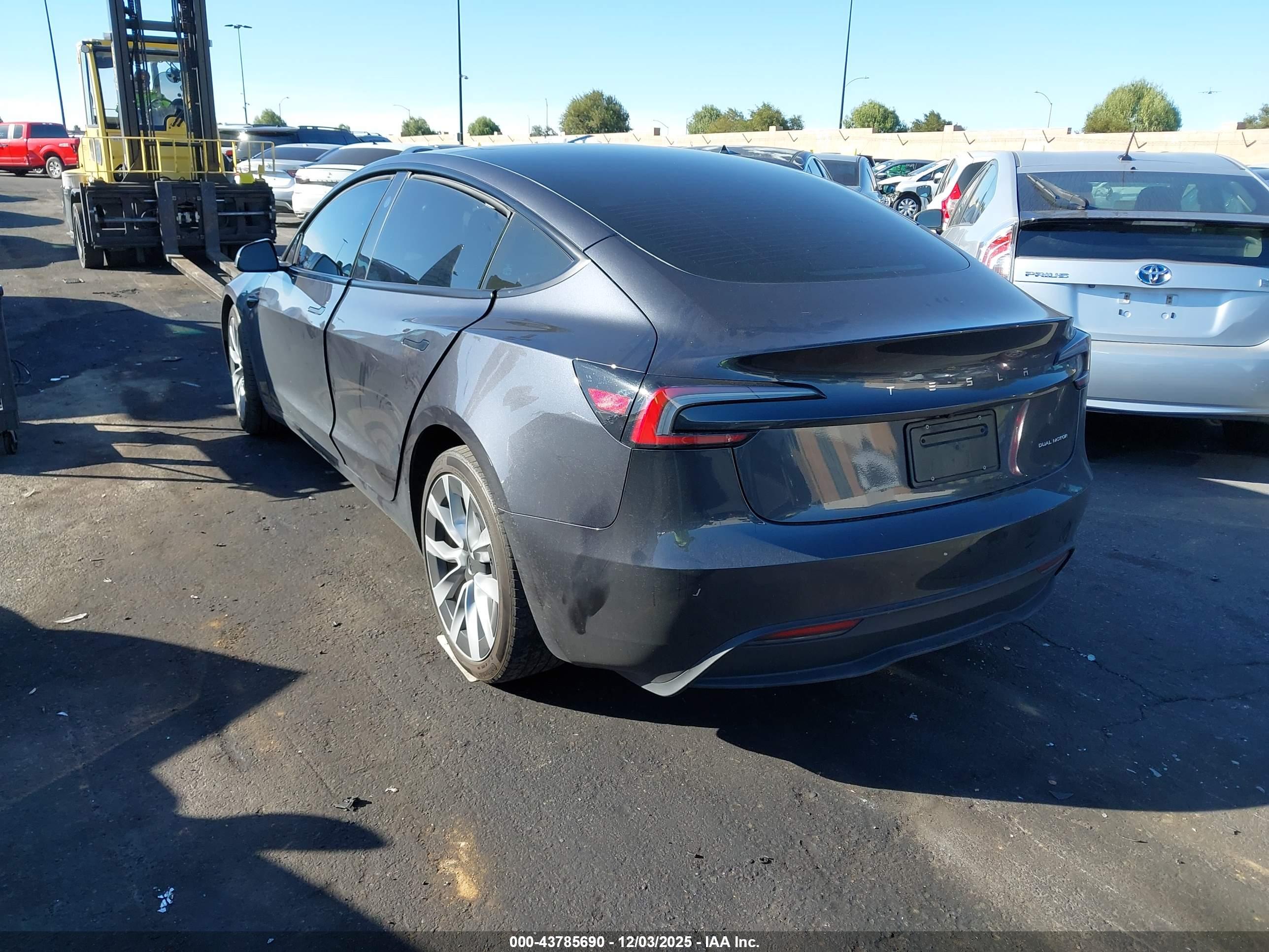 TESLA MODEL image 3