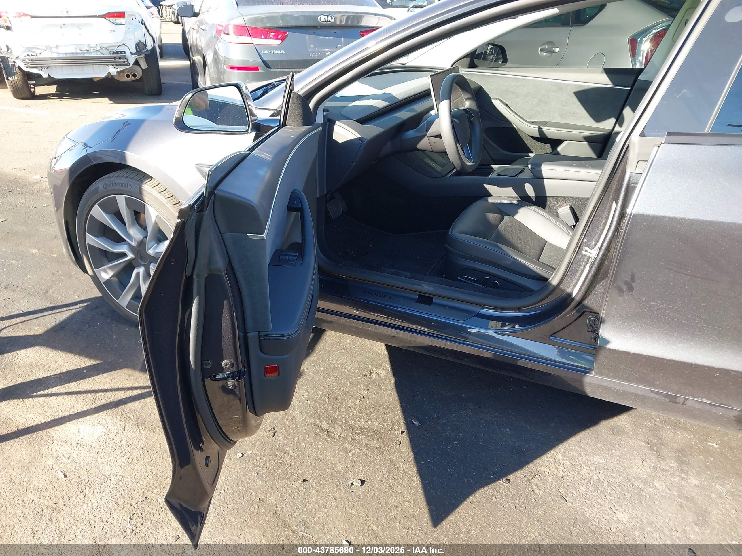 TESLA MODEL image 5