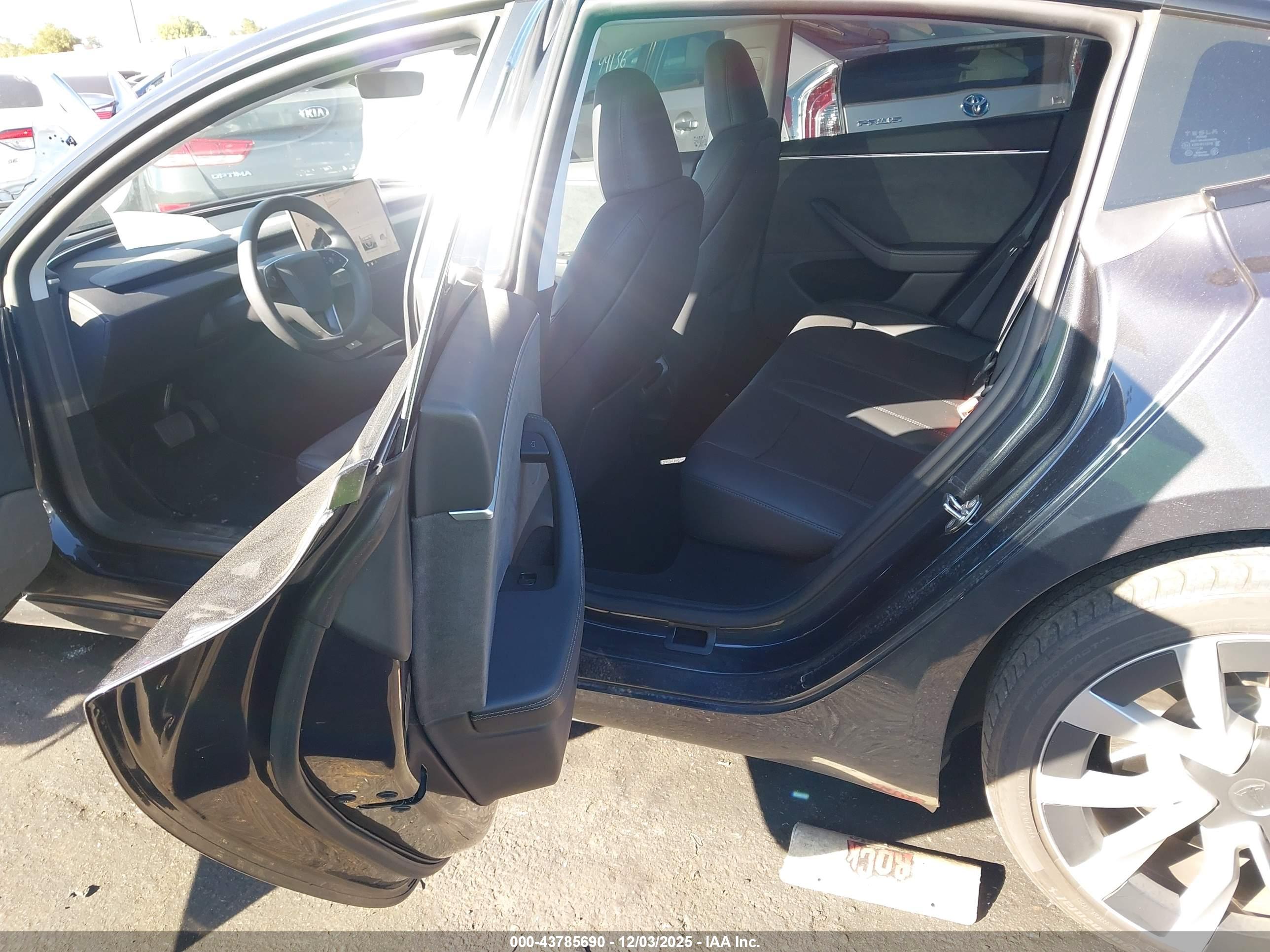 TESLA MODEL image 8