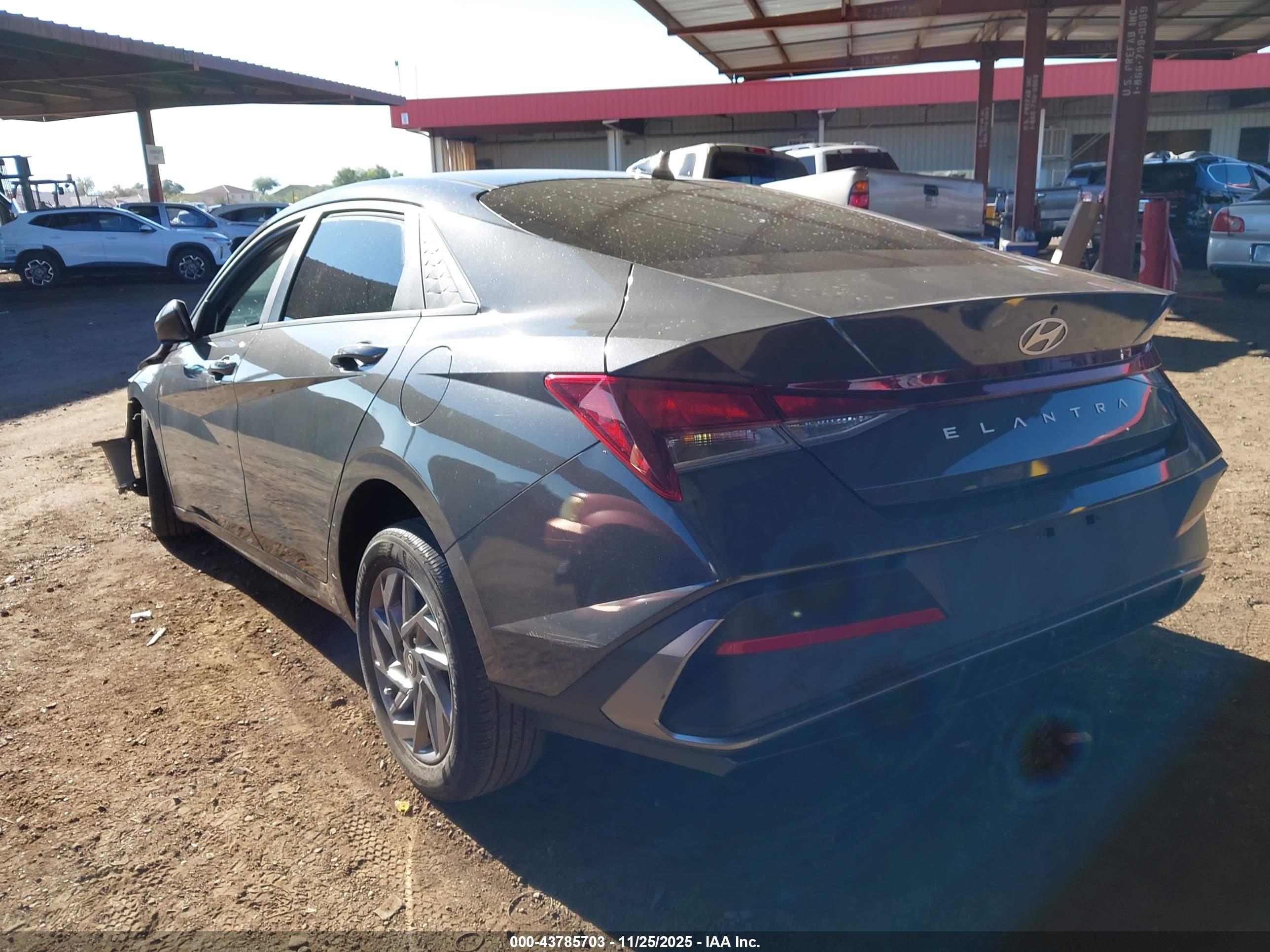 HYUNDAI ELANTRA image 3