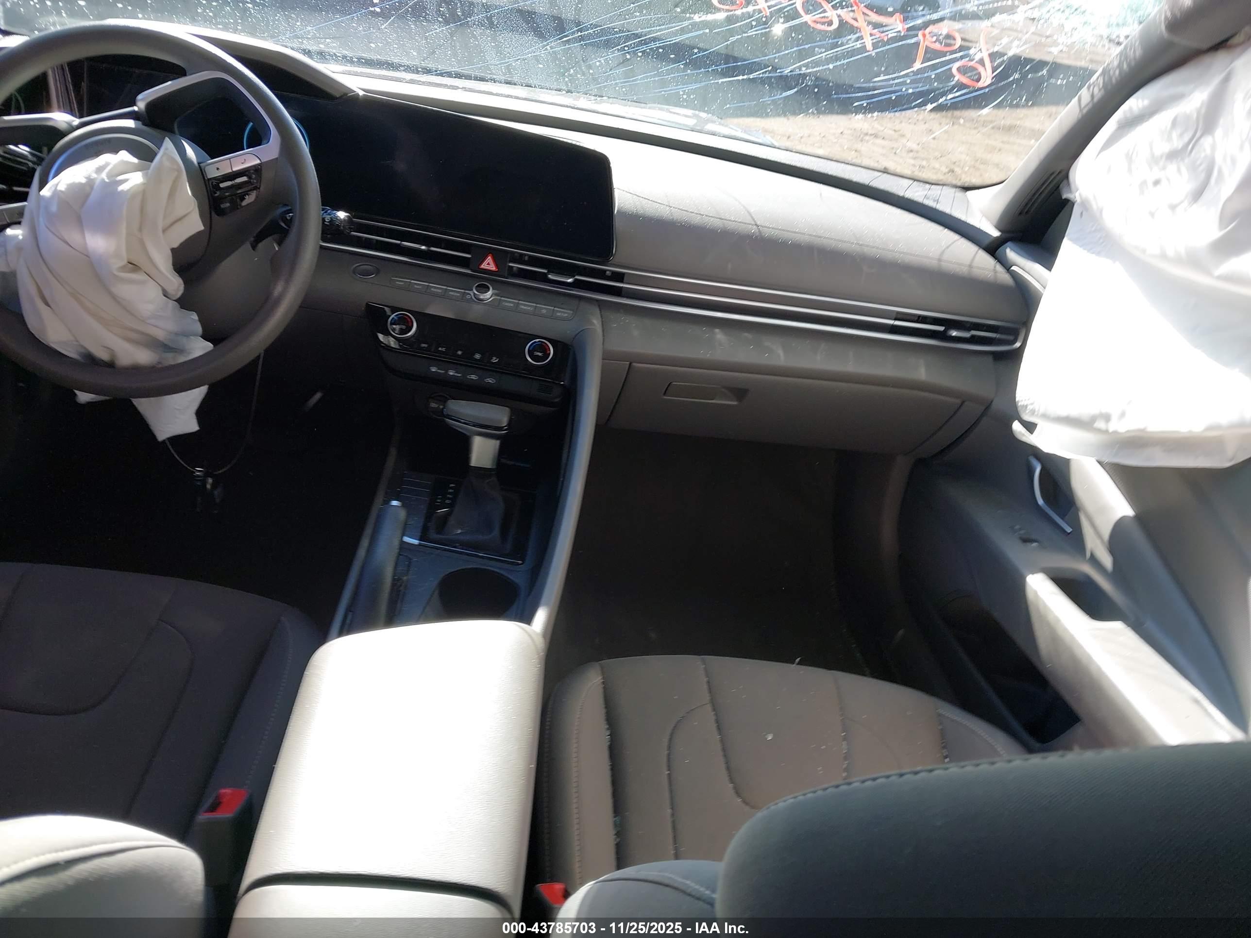 HYUNDAI ELANTRA image 5