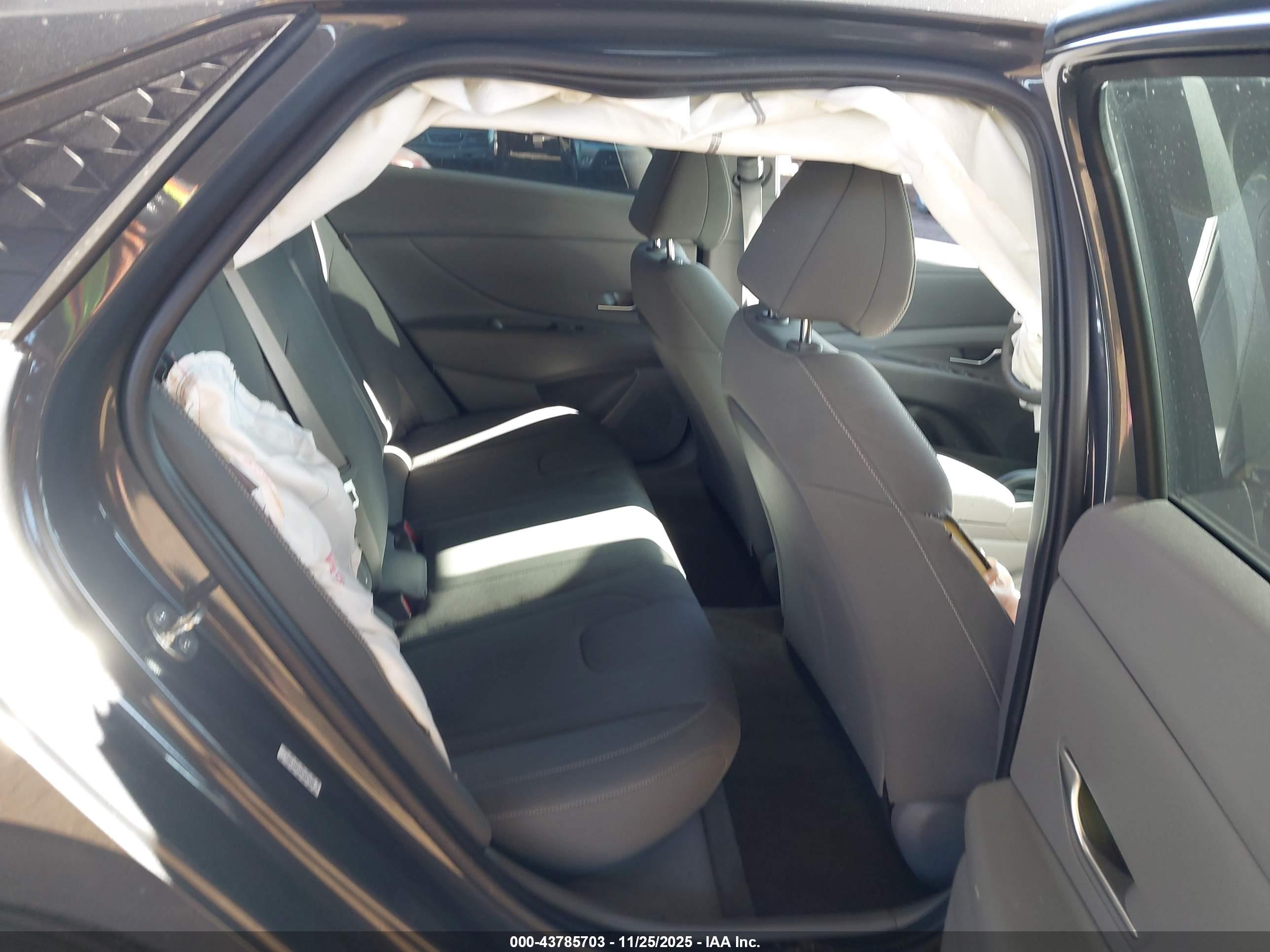 HYUNDAI ELANTRA image 8