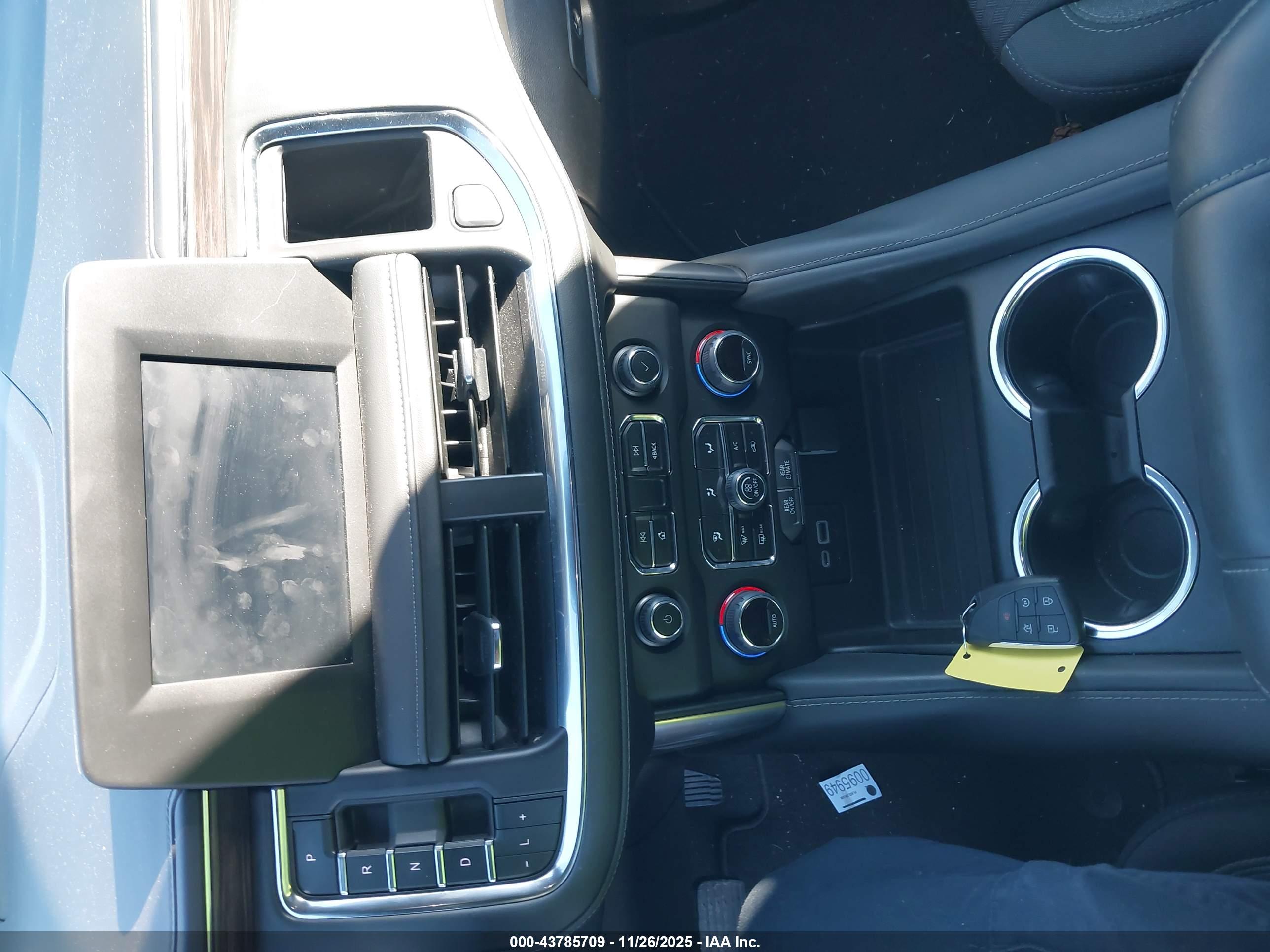 CHEVROLET SUBURBAN image 11