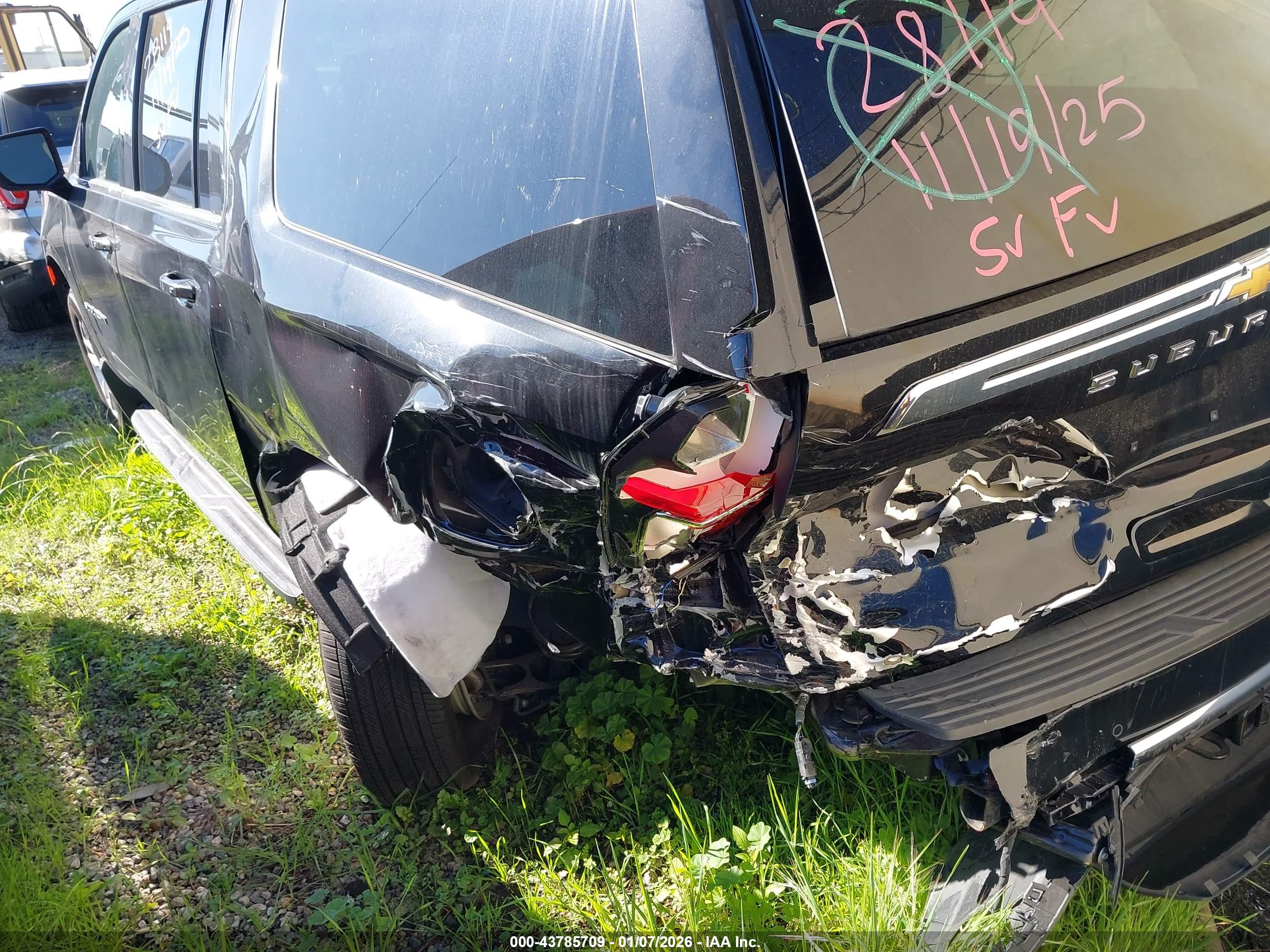 CHEVROLET SUBURBAN image 3