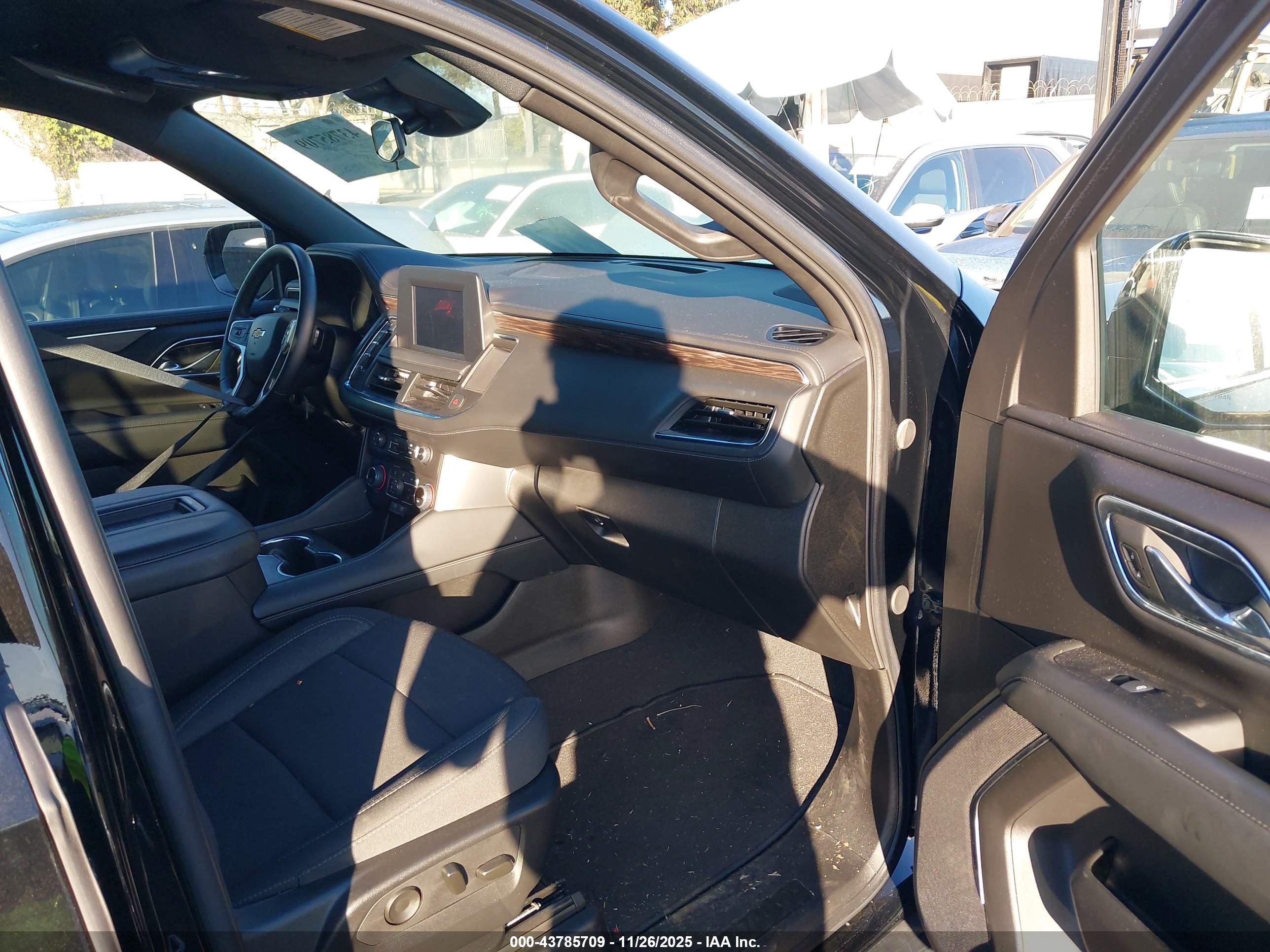 CHEVROLET SUBURBAN image 5