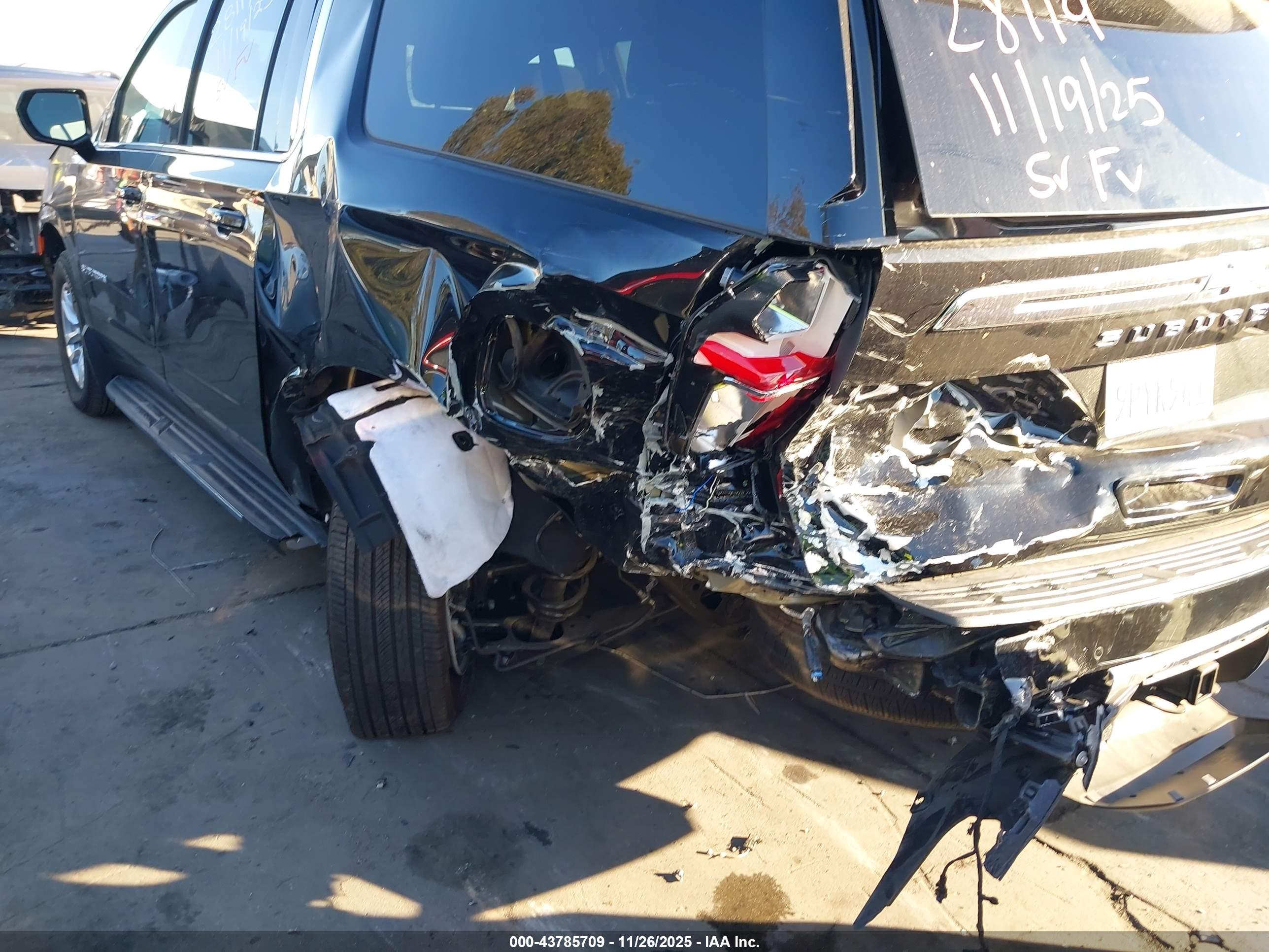 CHEVROLET SUBURBAN image 6