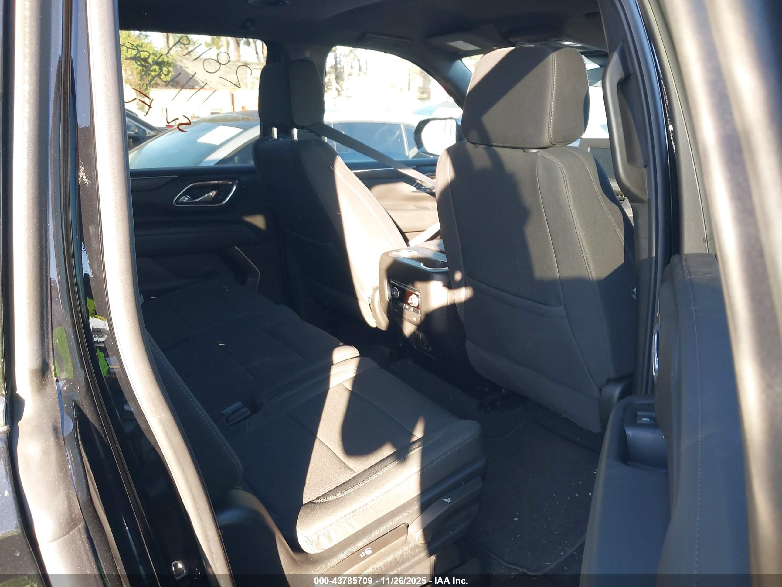 CHEVROLET SUBURBAN image 8