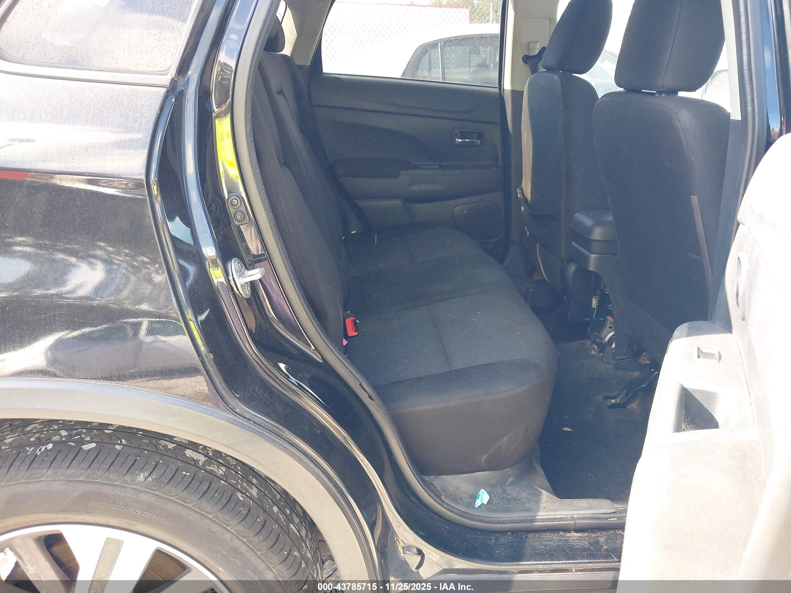 MITSUBISHI OUTLANDER image 8