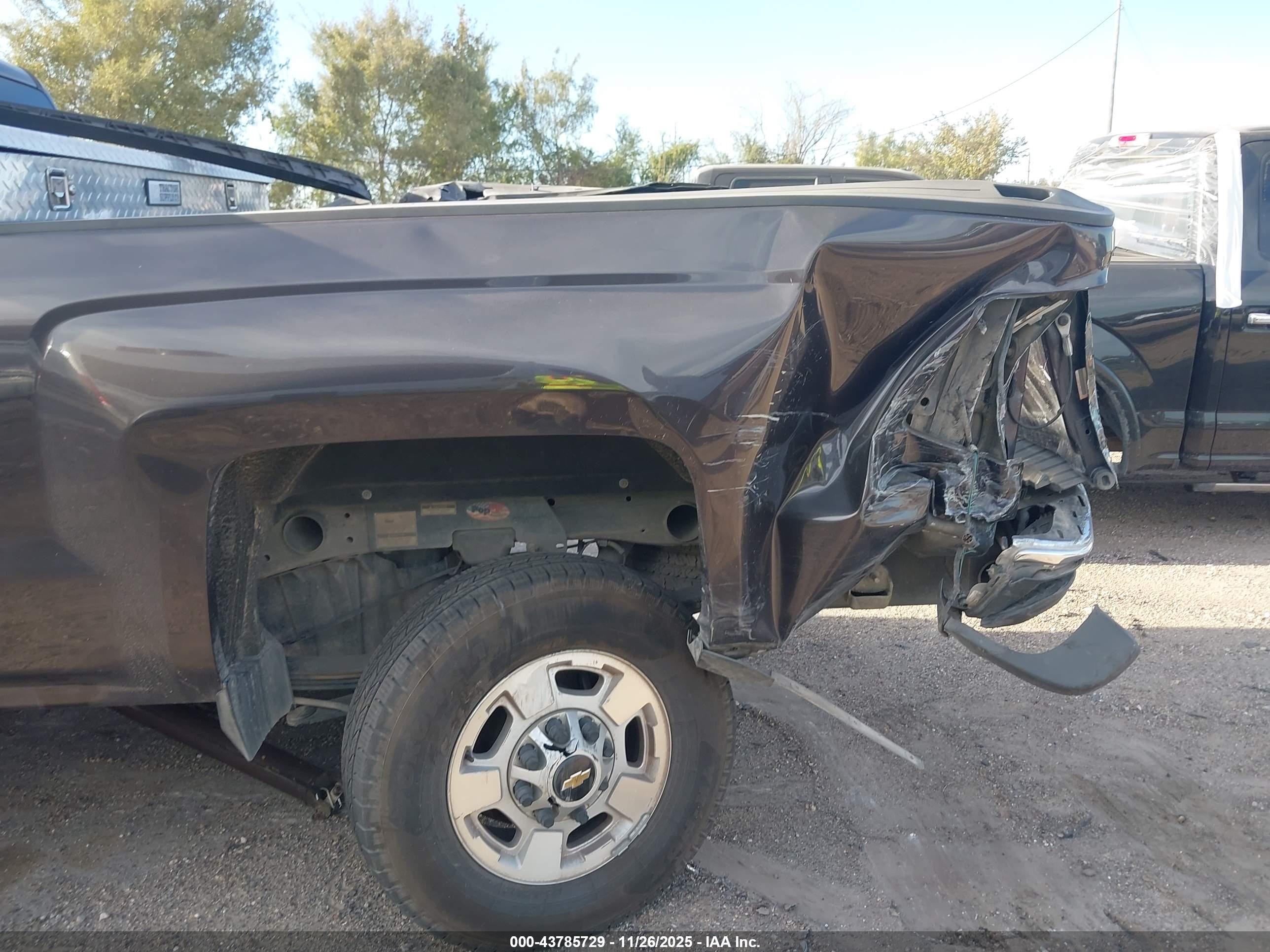 CHEVROLET SILVERADO image 6