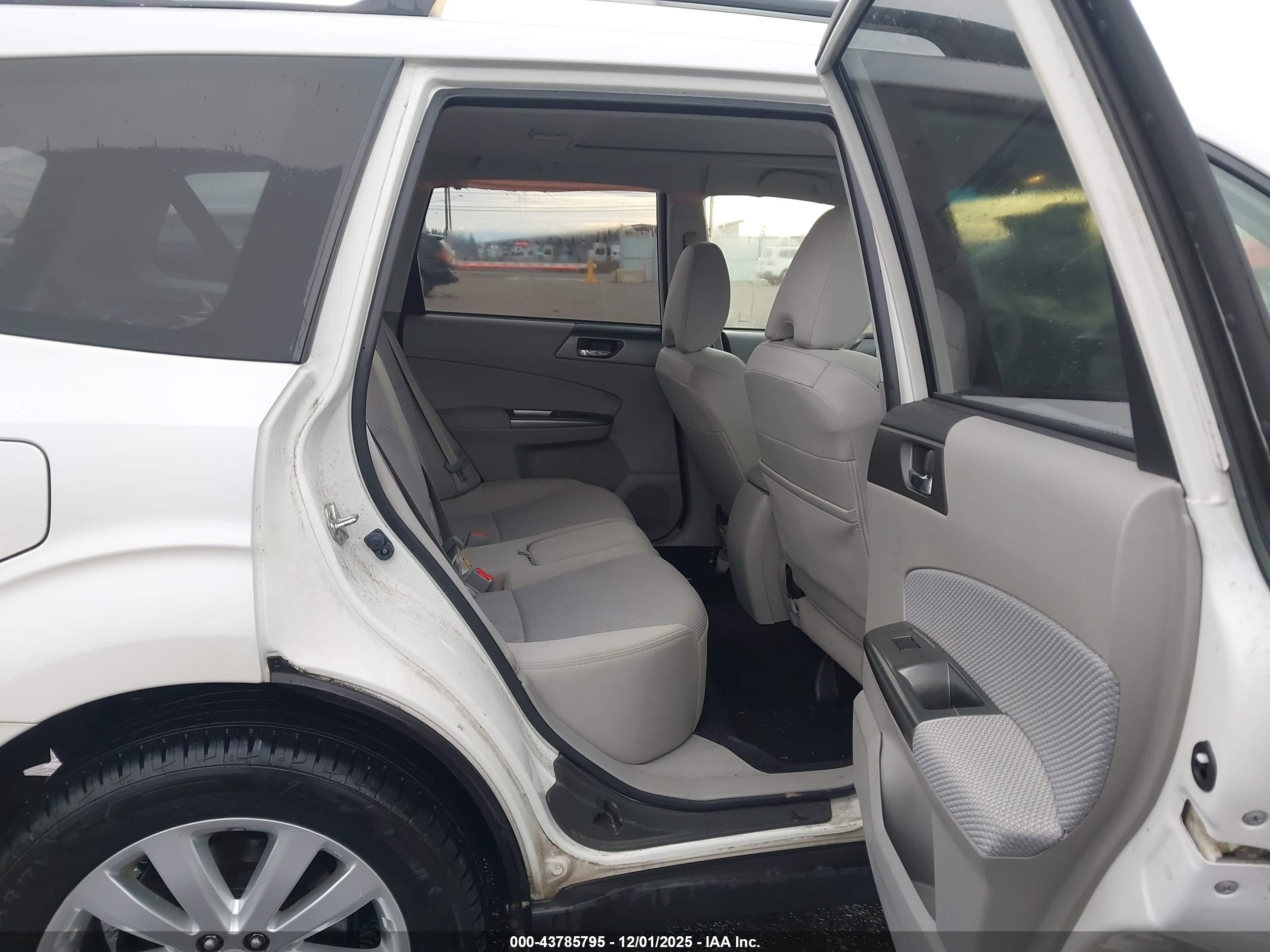 SUBARU FORESTER image 8