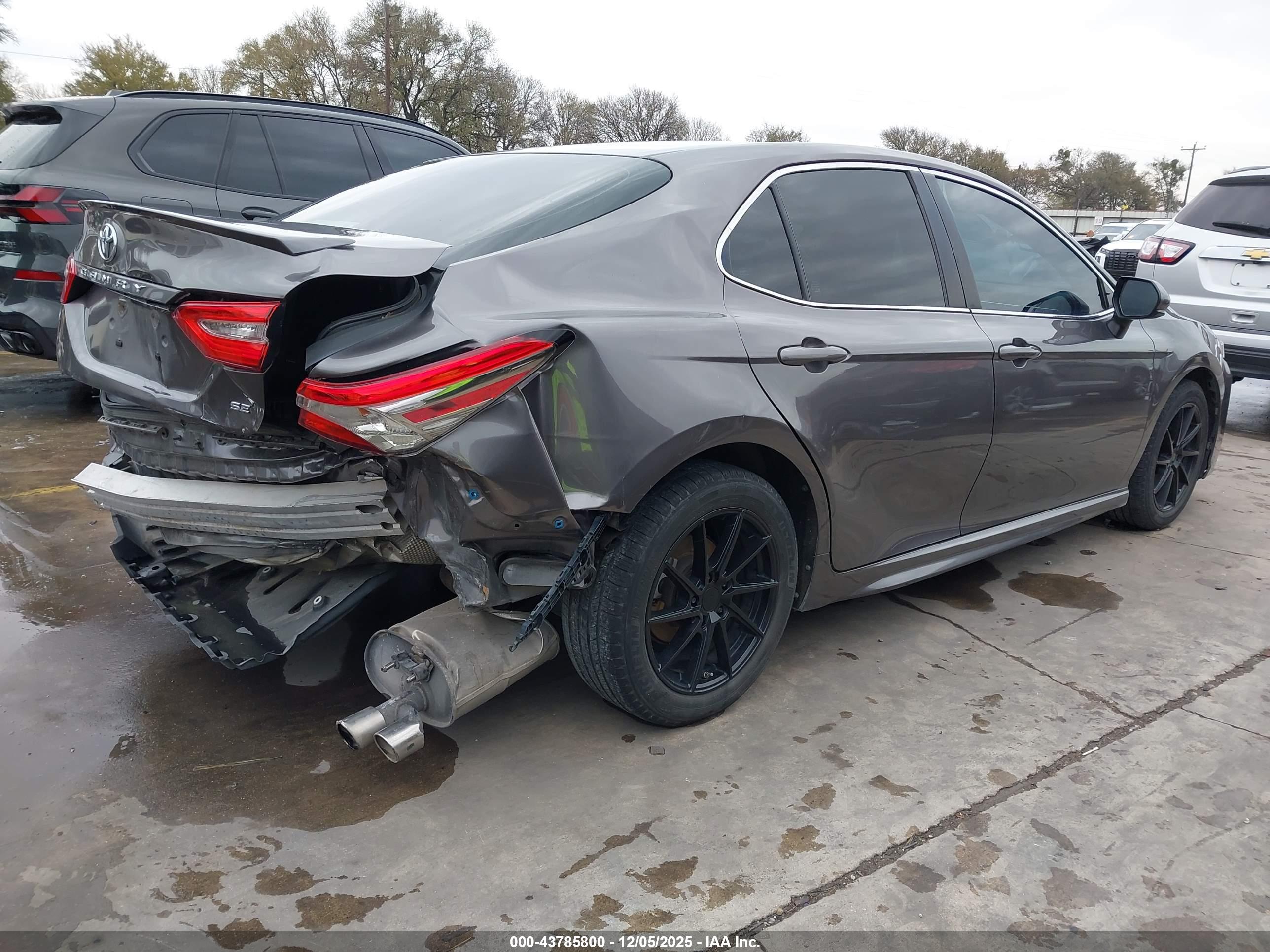 TOYOTA CAMRY image 4