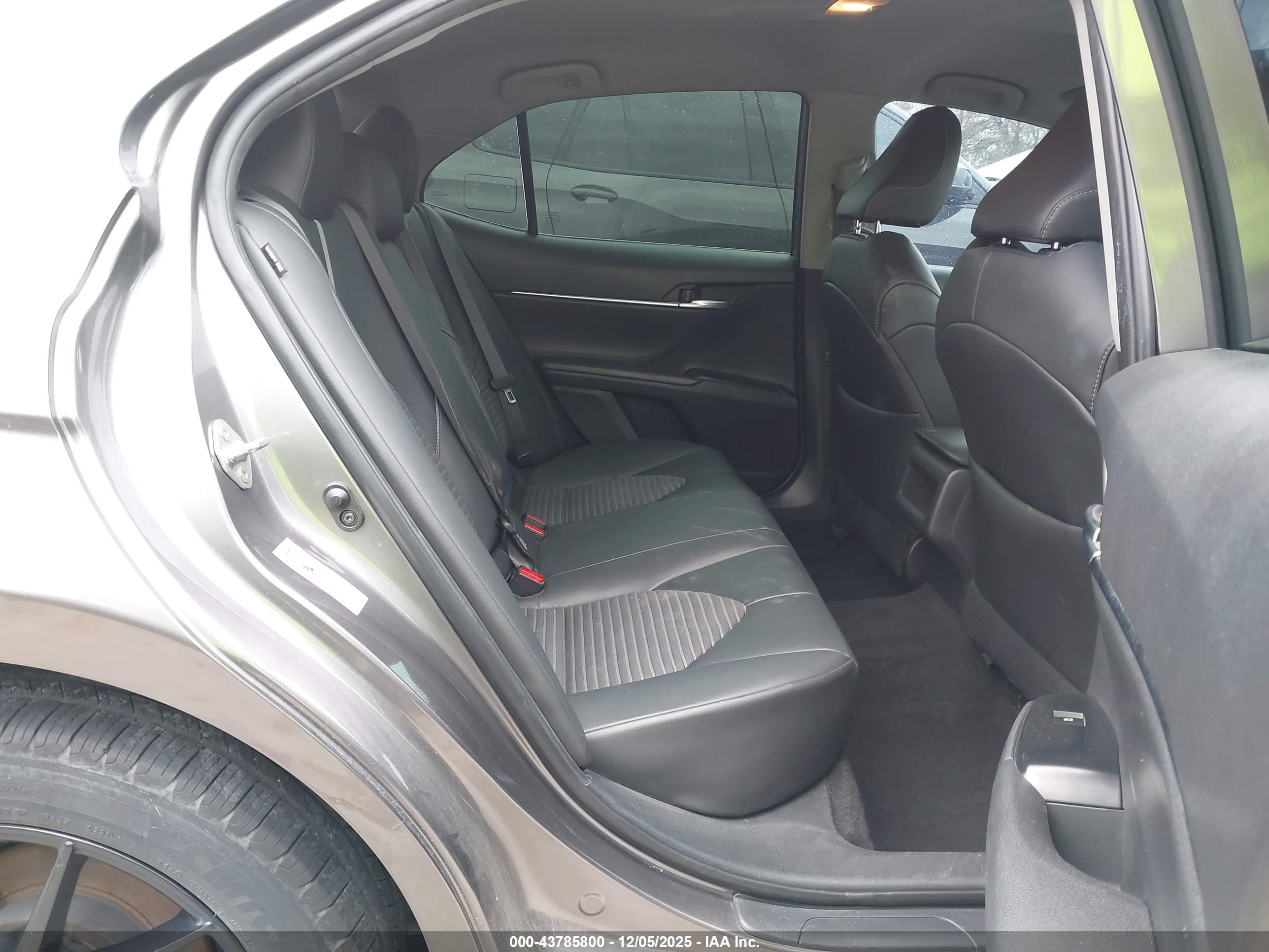 TOYOTA CAMRY image 8