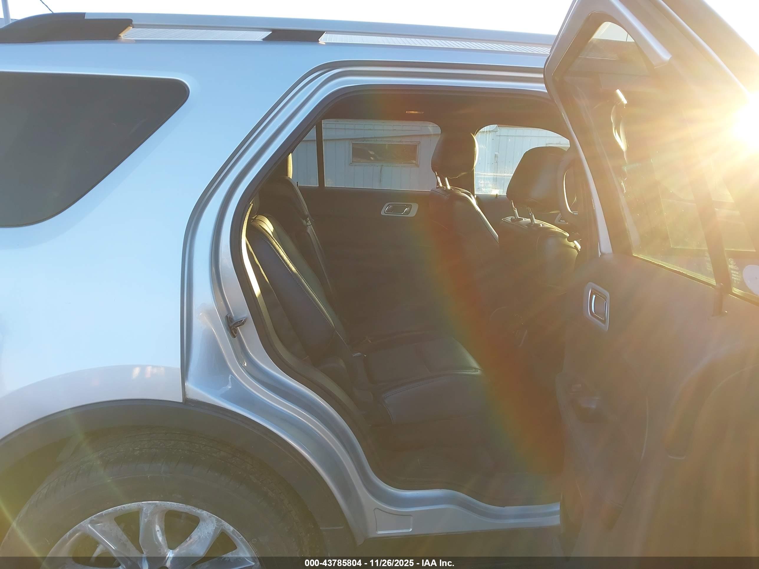 FORD EXPLORER image 8