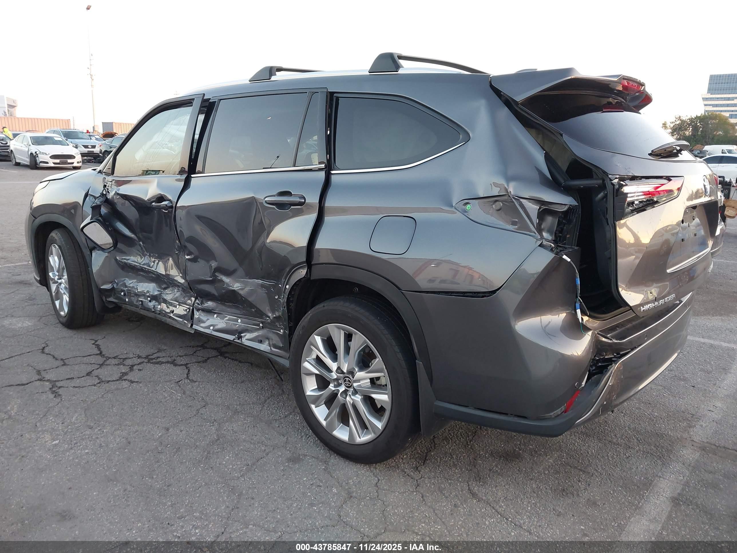 TOYOTA HIGHLANDER image 3