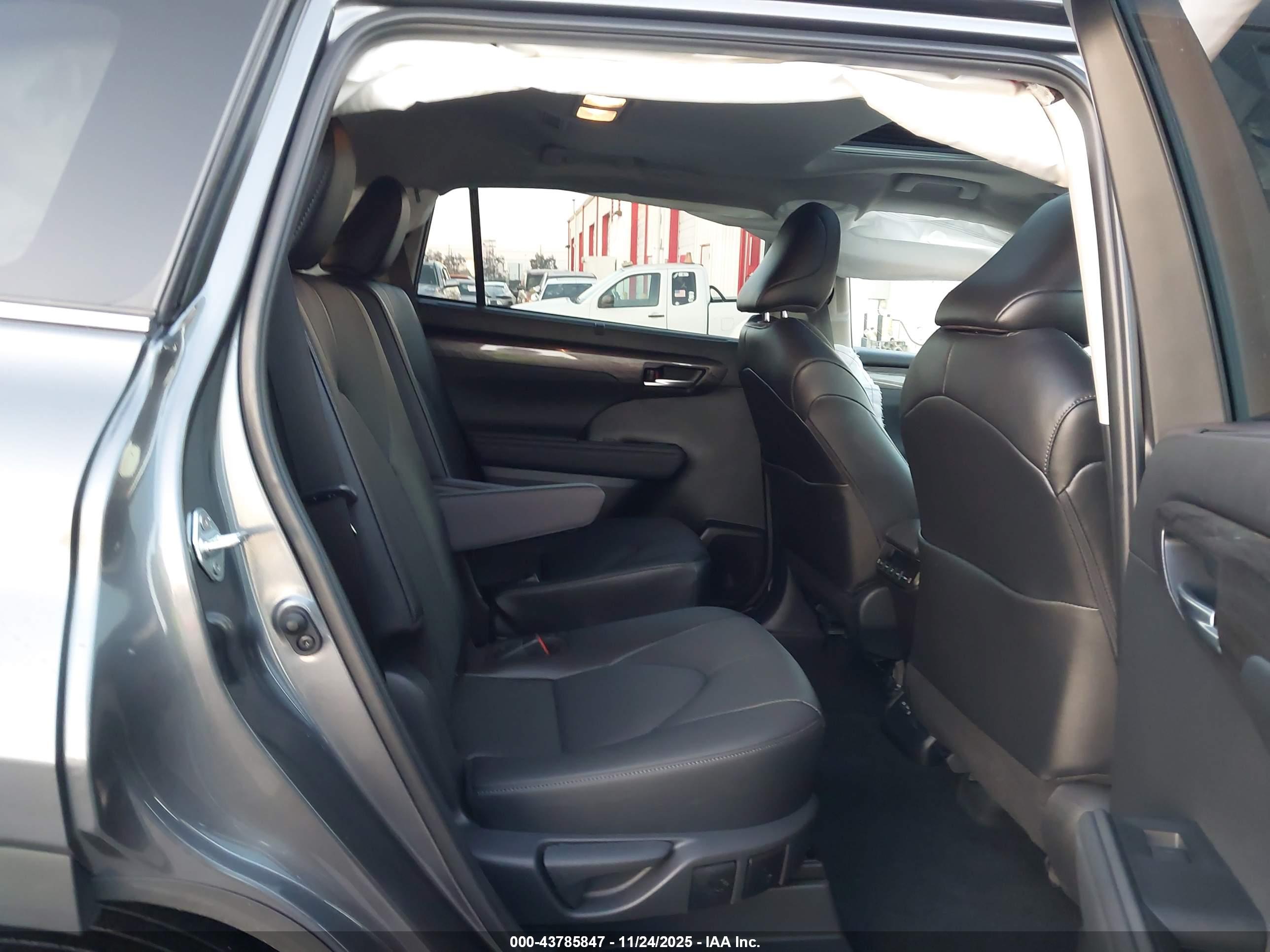 TOYOTA HIGHLANDER image 8