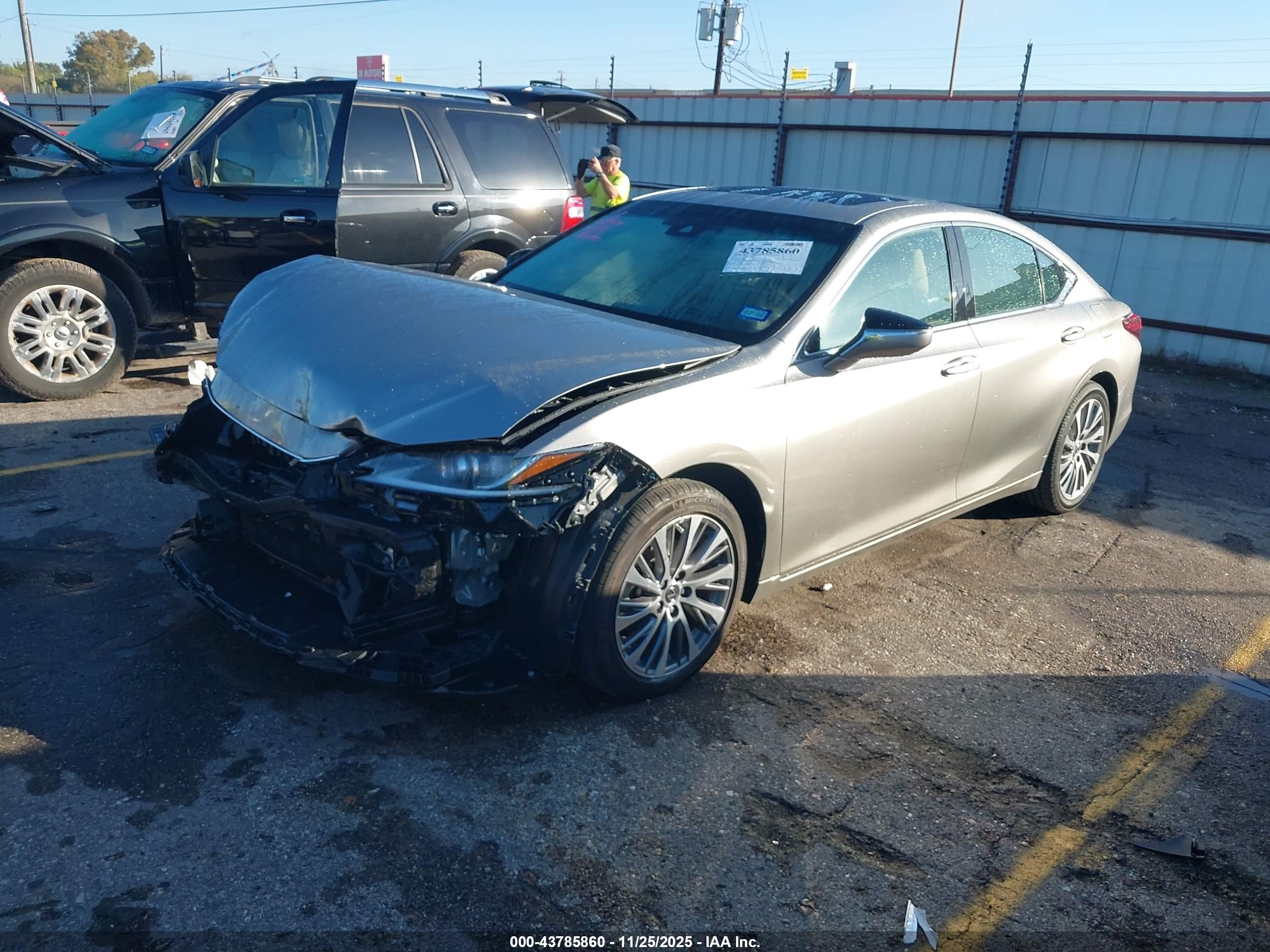 LEXUS ES image 2
