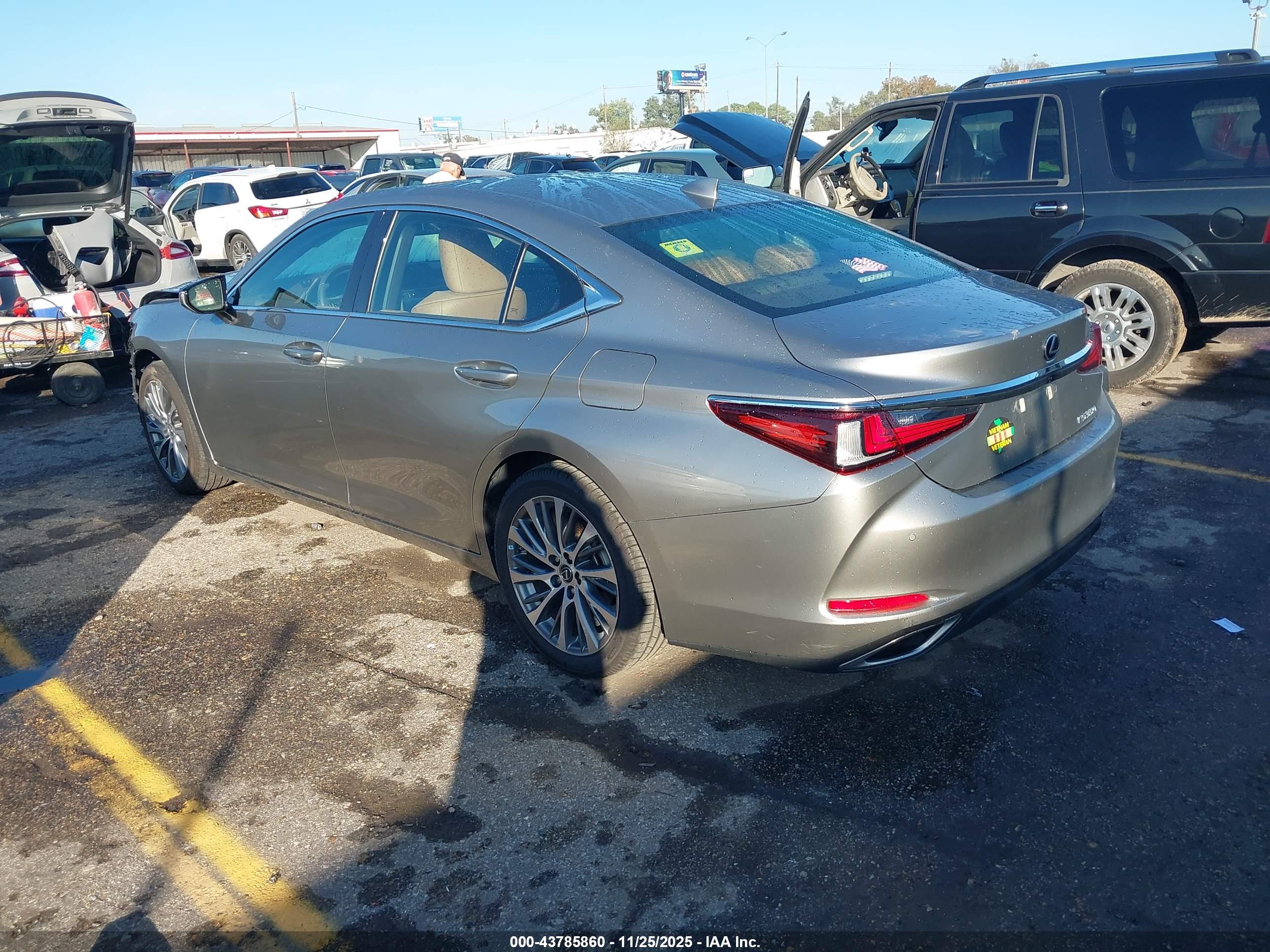 LEXUS ES image 3