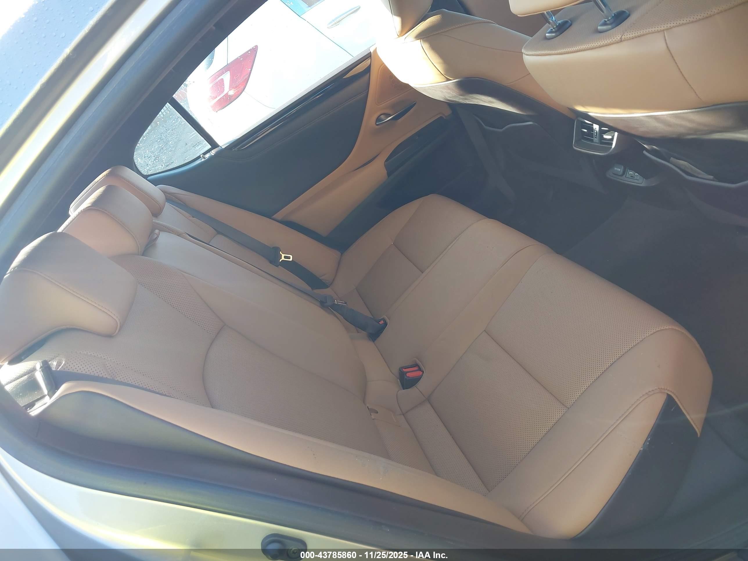 LEXUS ES image 8