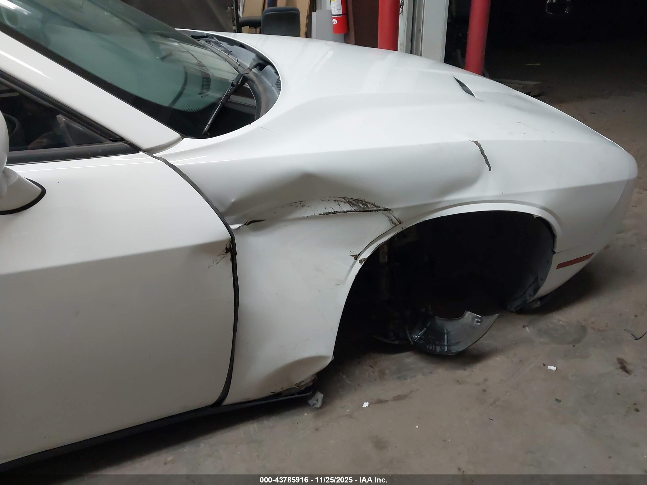 DODGE CHALLENGER image 6