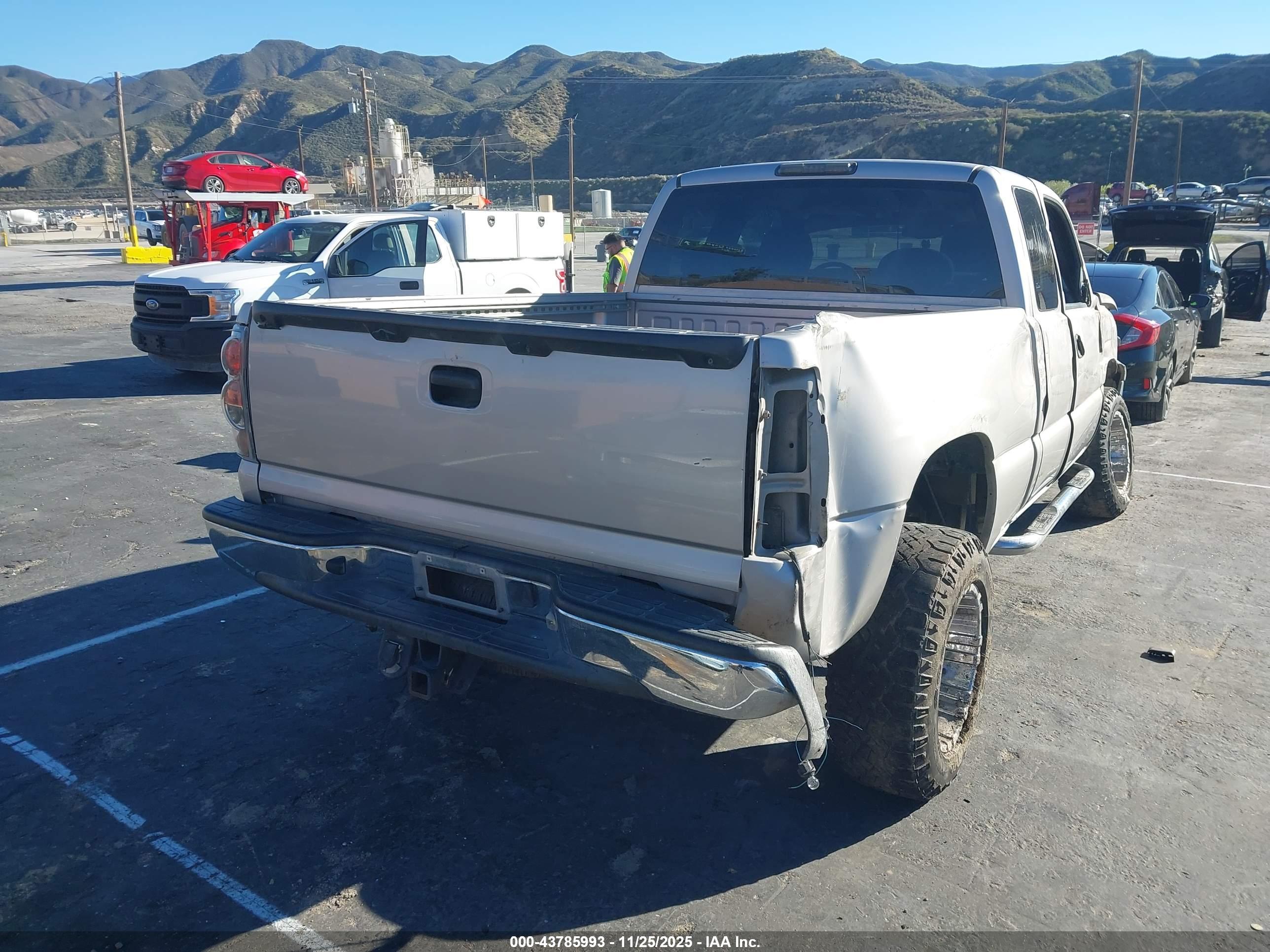 CHEVROLET SILVERADO image 4