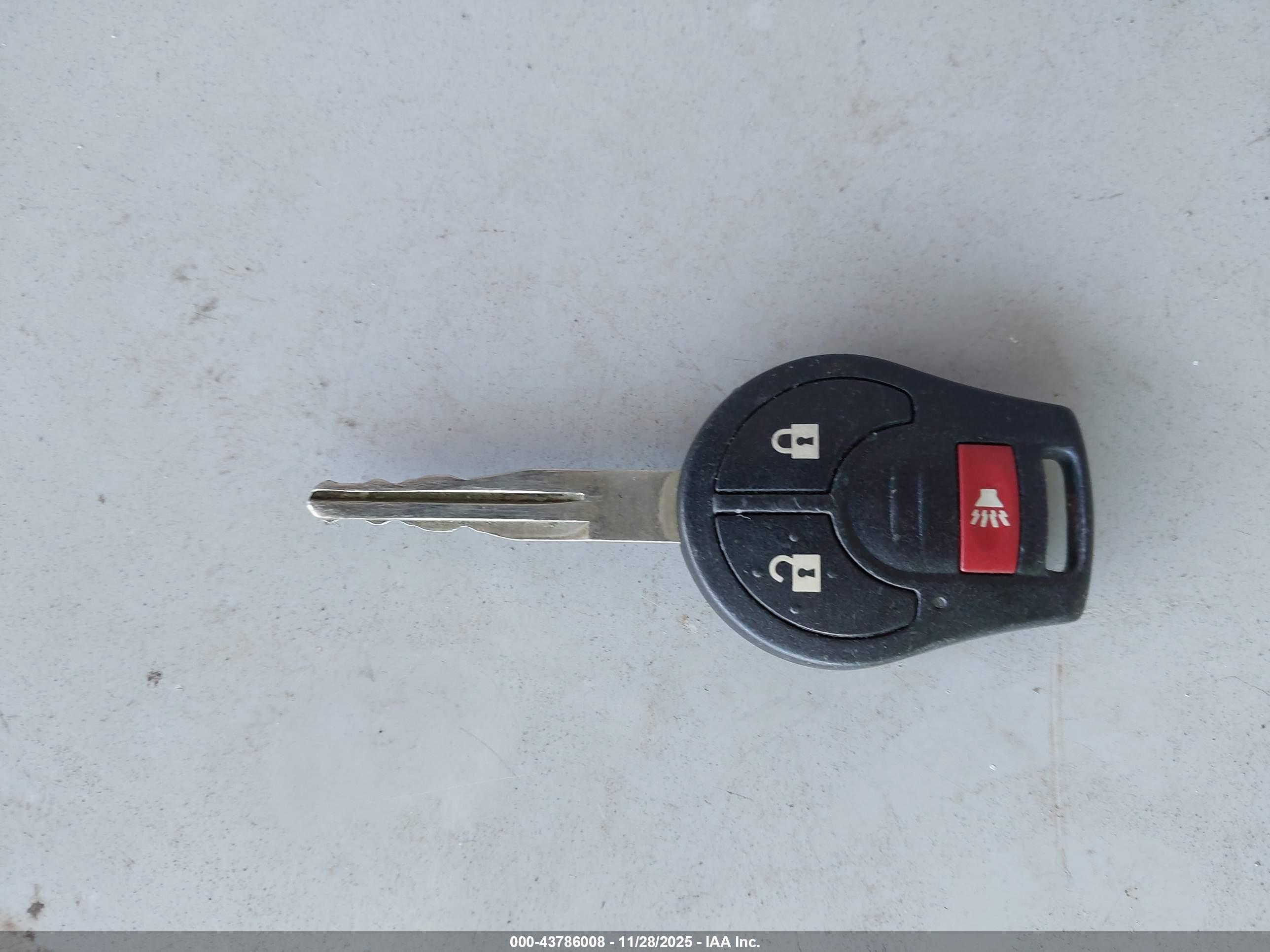 NISSAN VERSA image 11