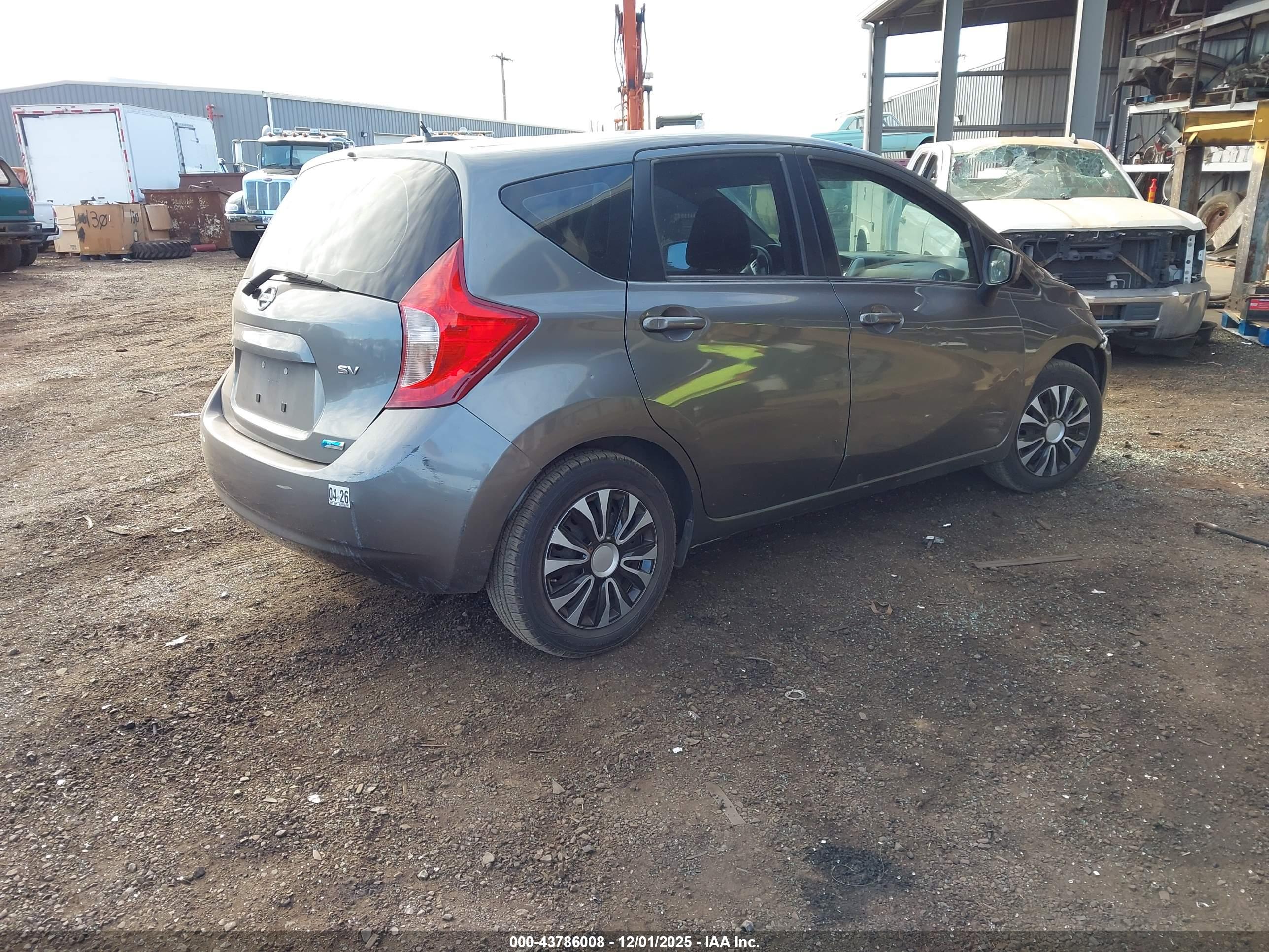 NISSAN VERSA image 4