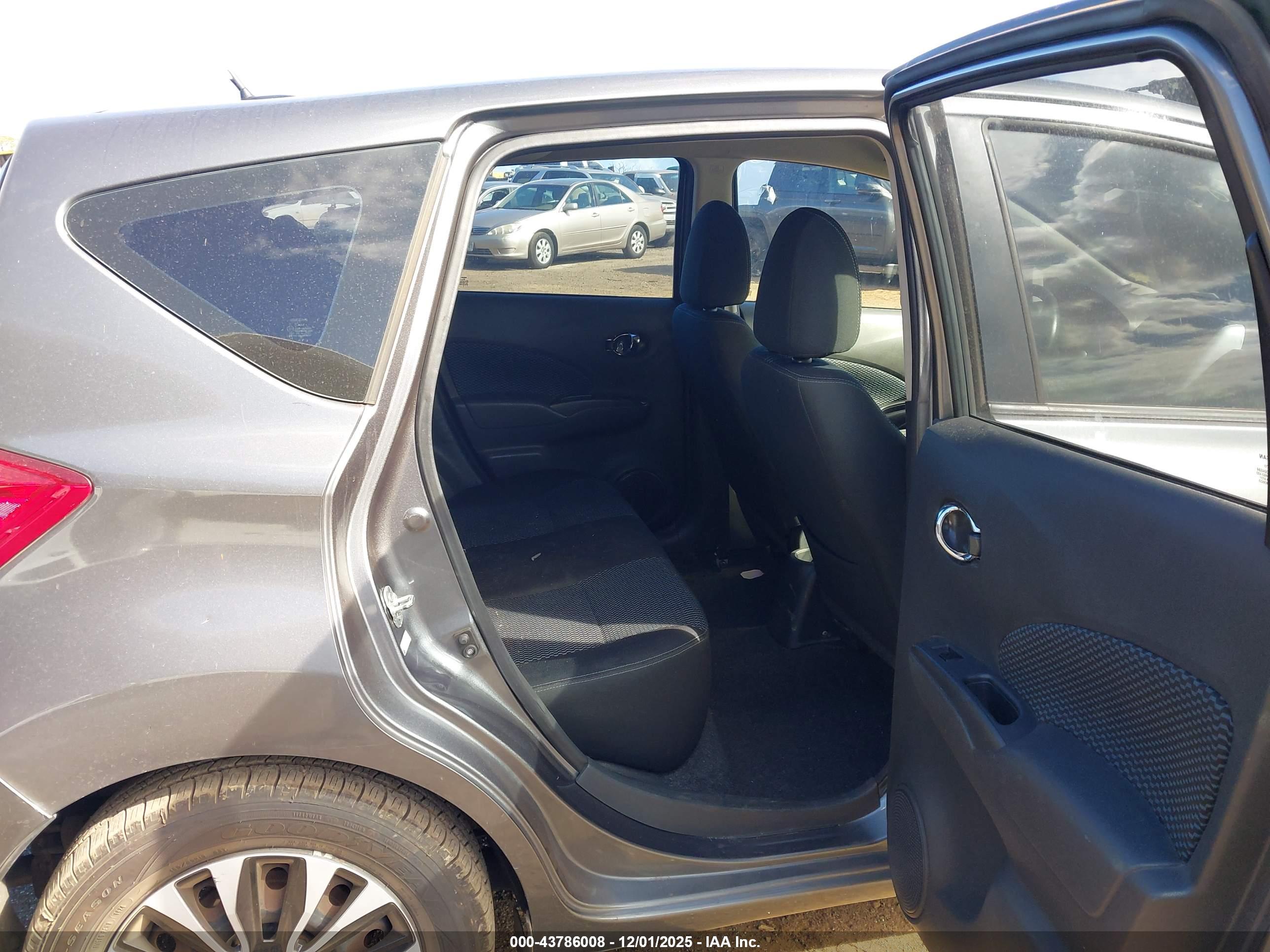 NISSAN VERSA image 8