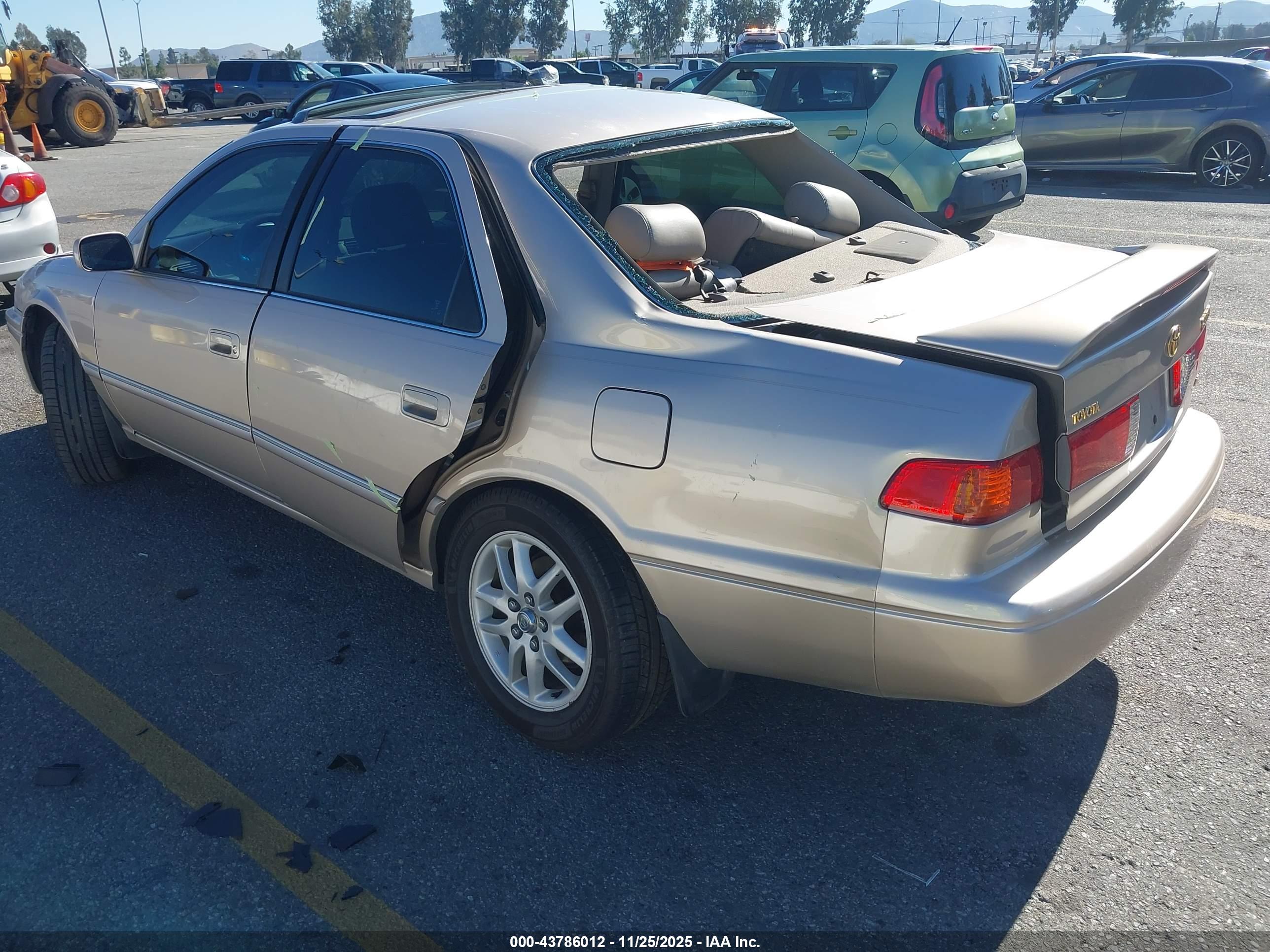 TOYOTA CAMRY image 3
