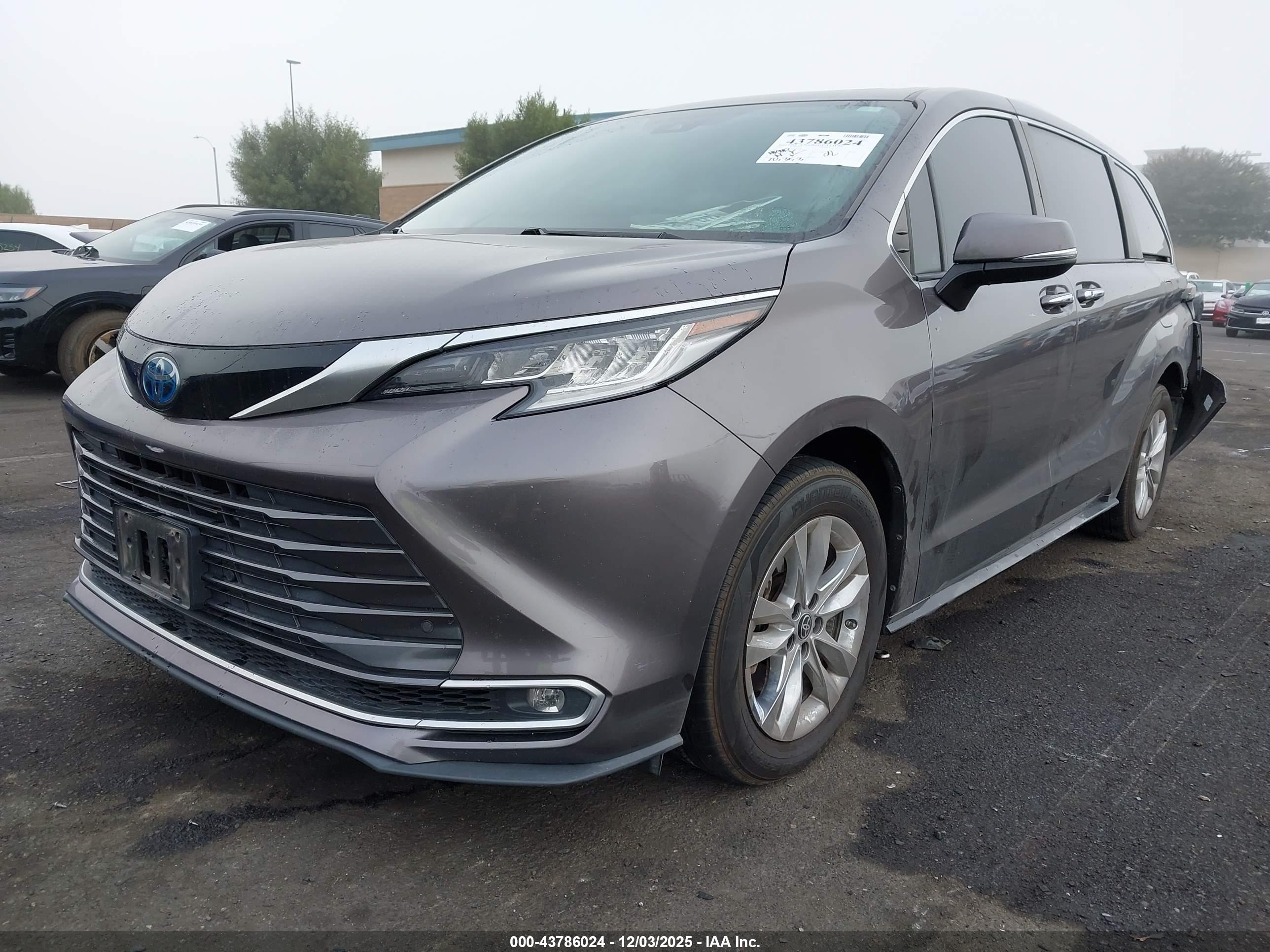 TOYOTA SIENNA image 2
