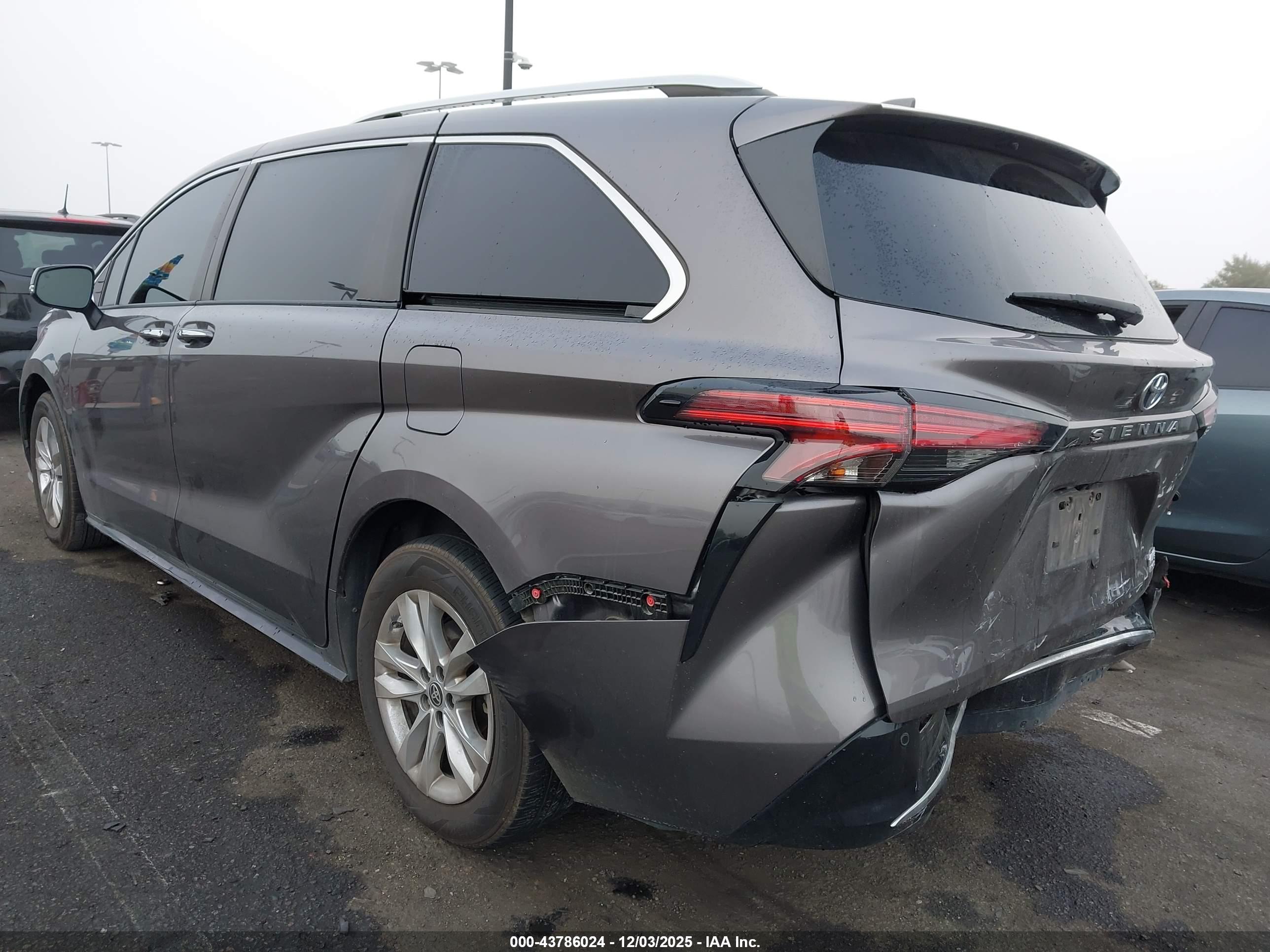 TOYOTA SIENNA image 3
