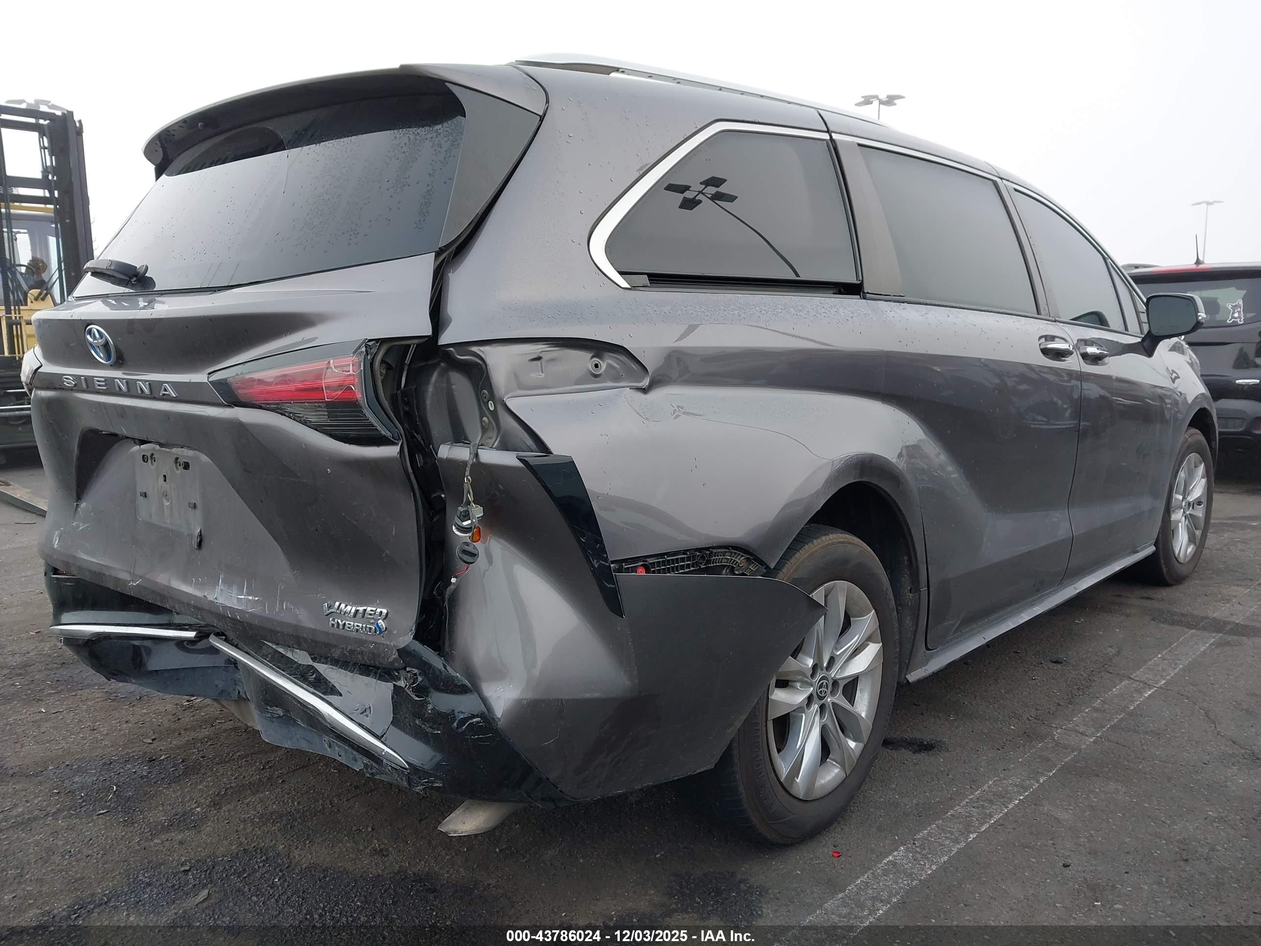 TOYOTA SIENNA image 4