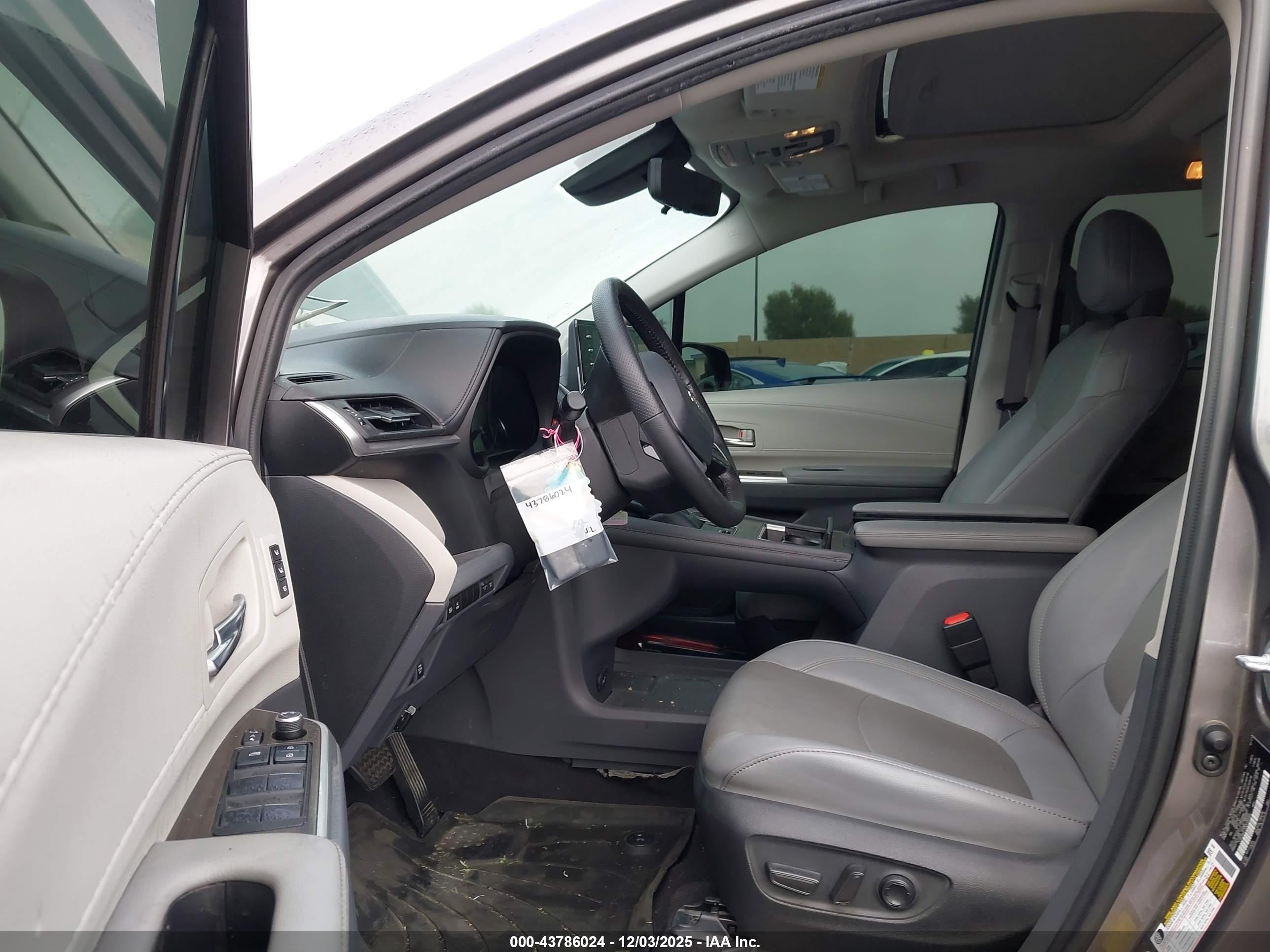 TOYOTA SIENNA image 5