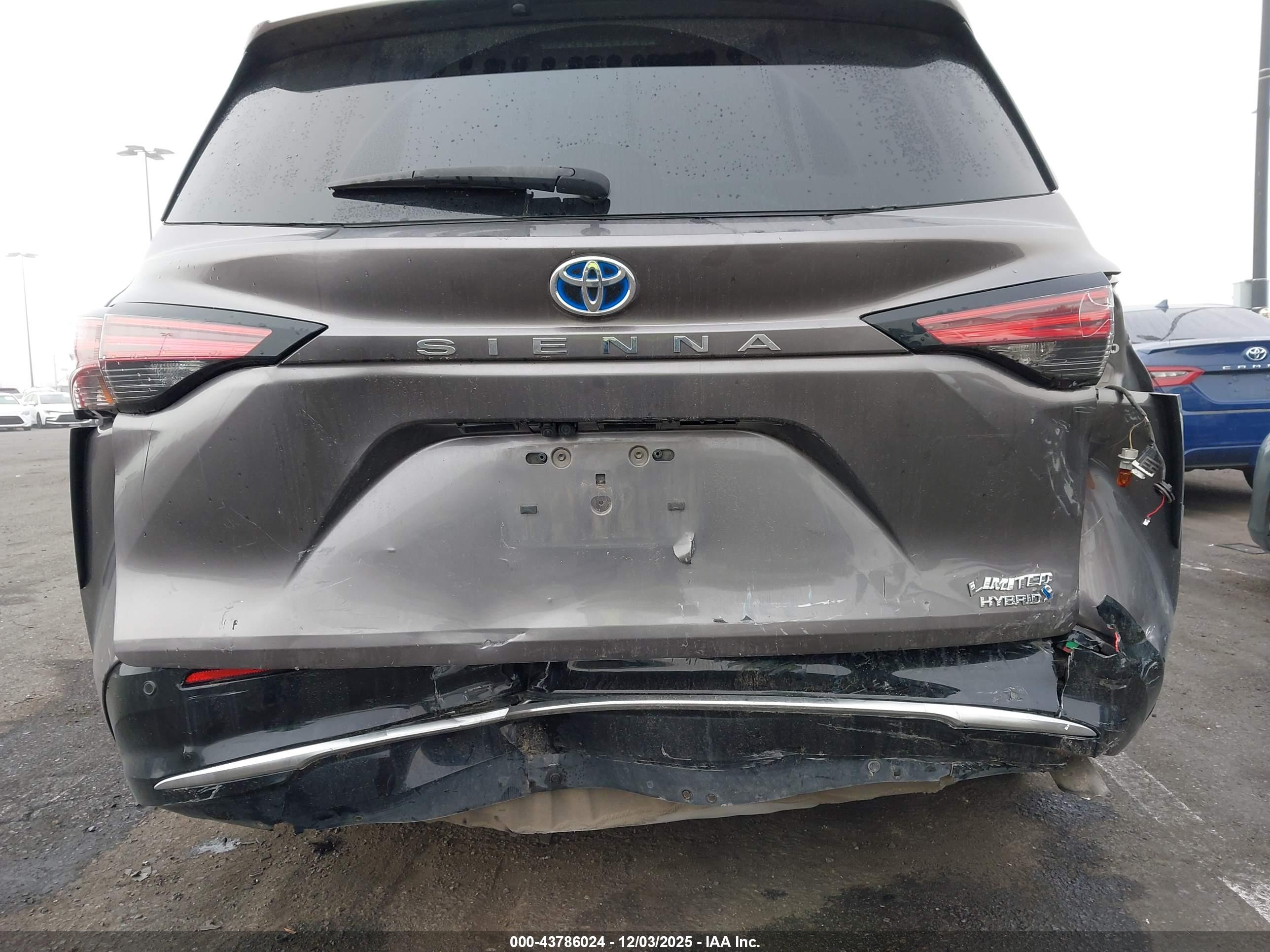 TOYOTA SIENNA image 6