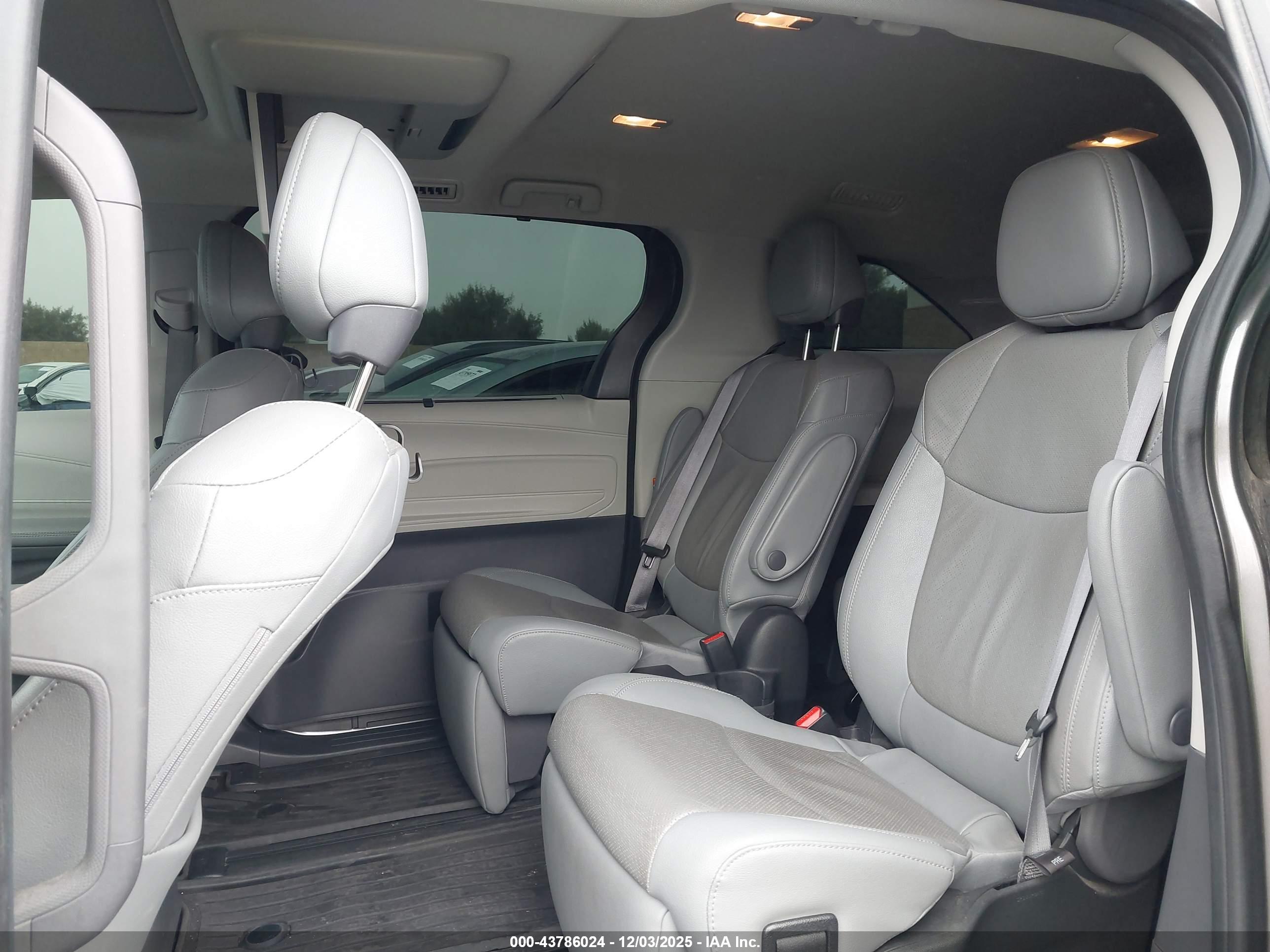 TOYOTA SIENNA image 8