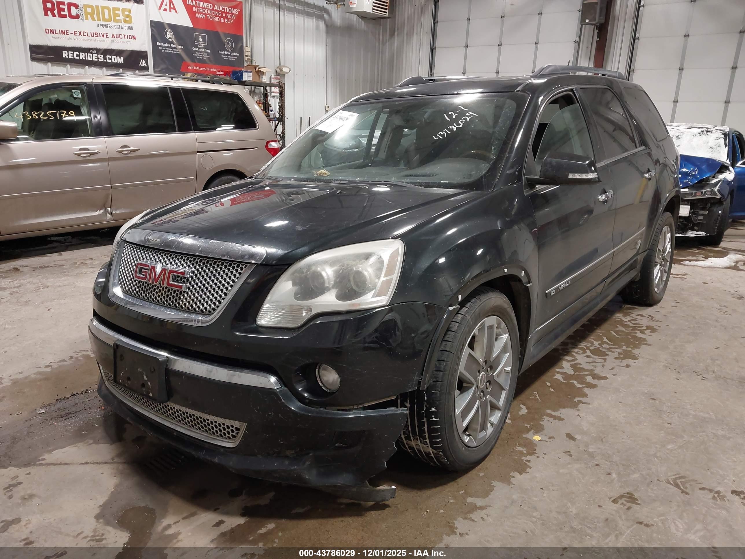 GMC ACADIA image 2