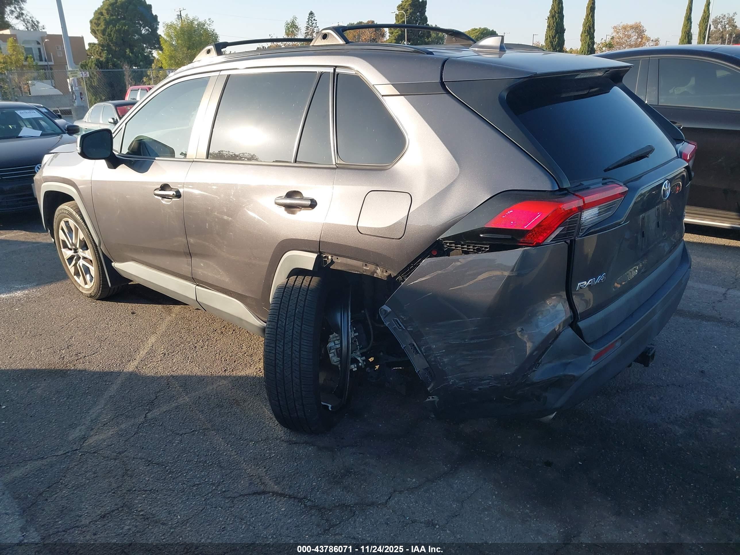 TOYOTA RAV4 image 3