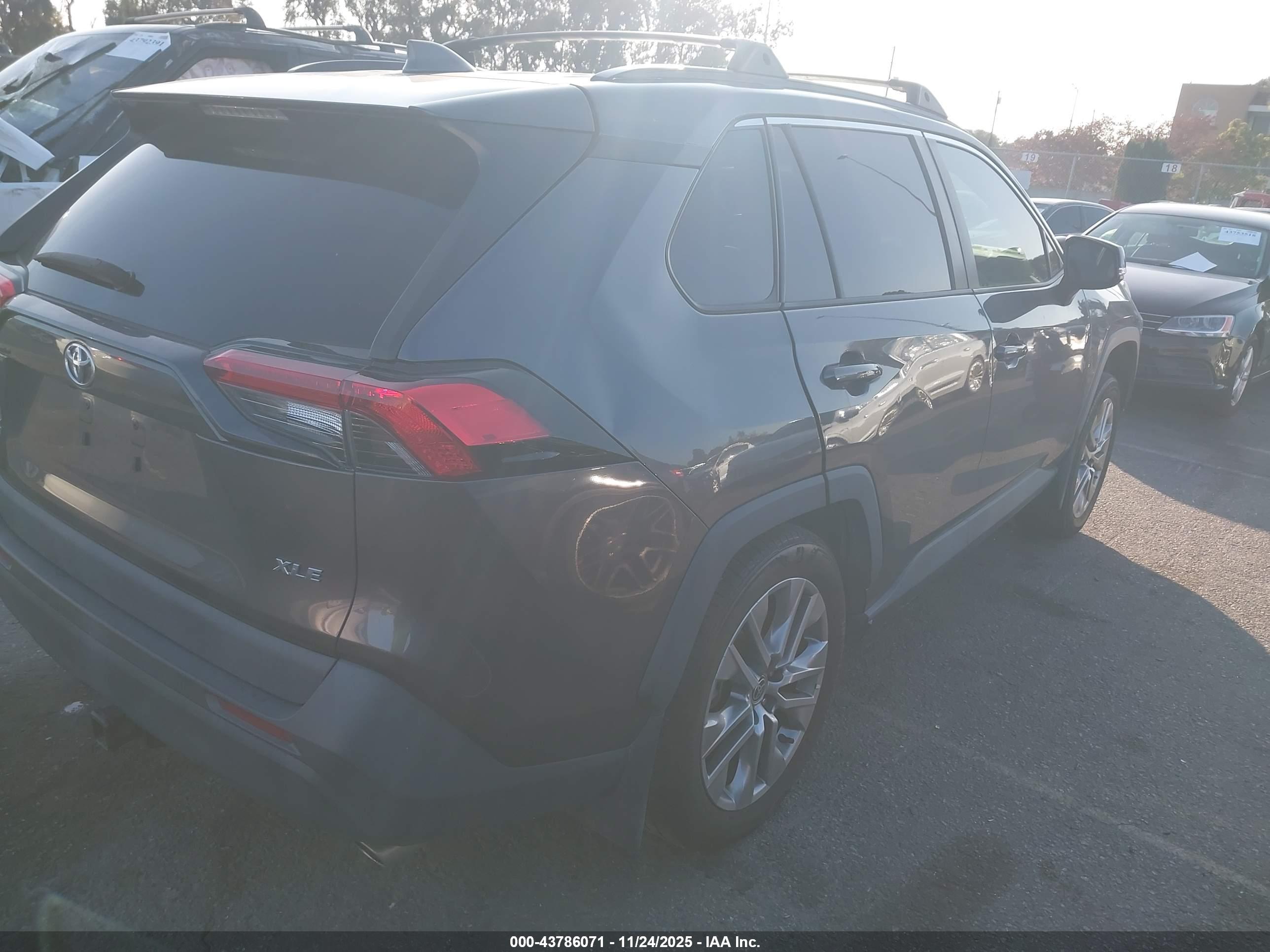 TOYOTA RAV4 image 4