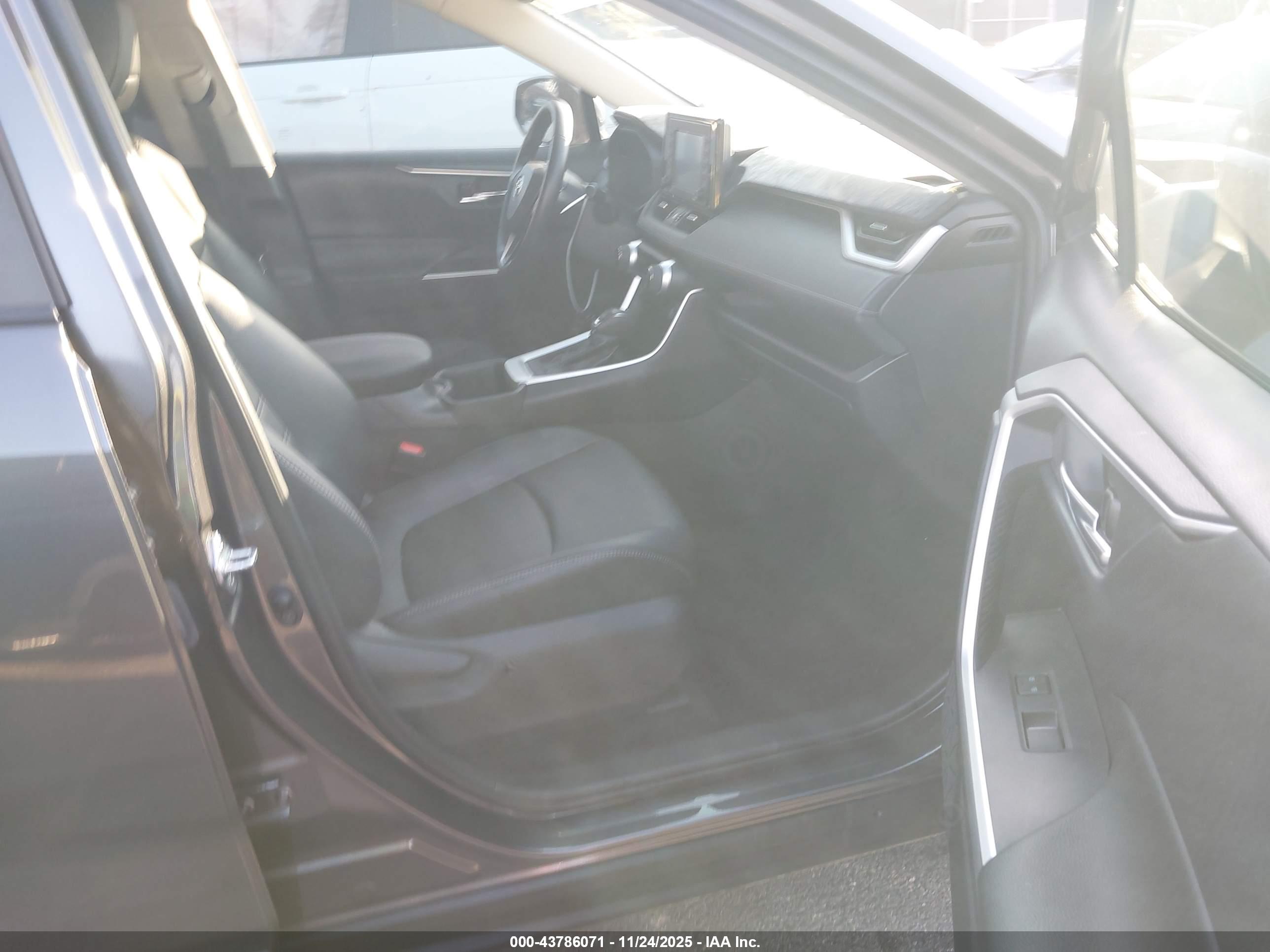 TOYOTA RAV4 image 5