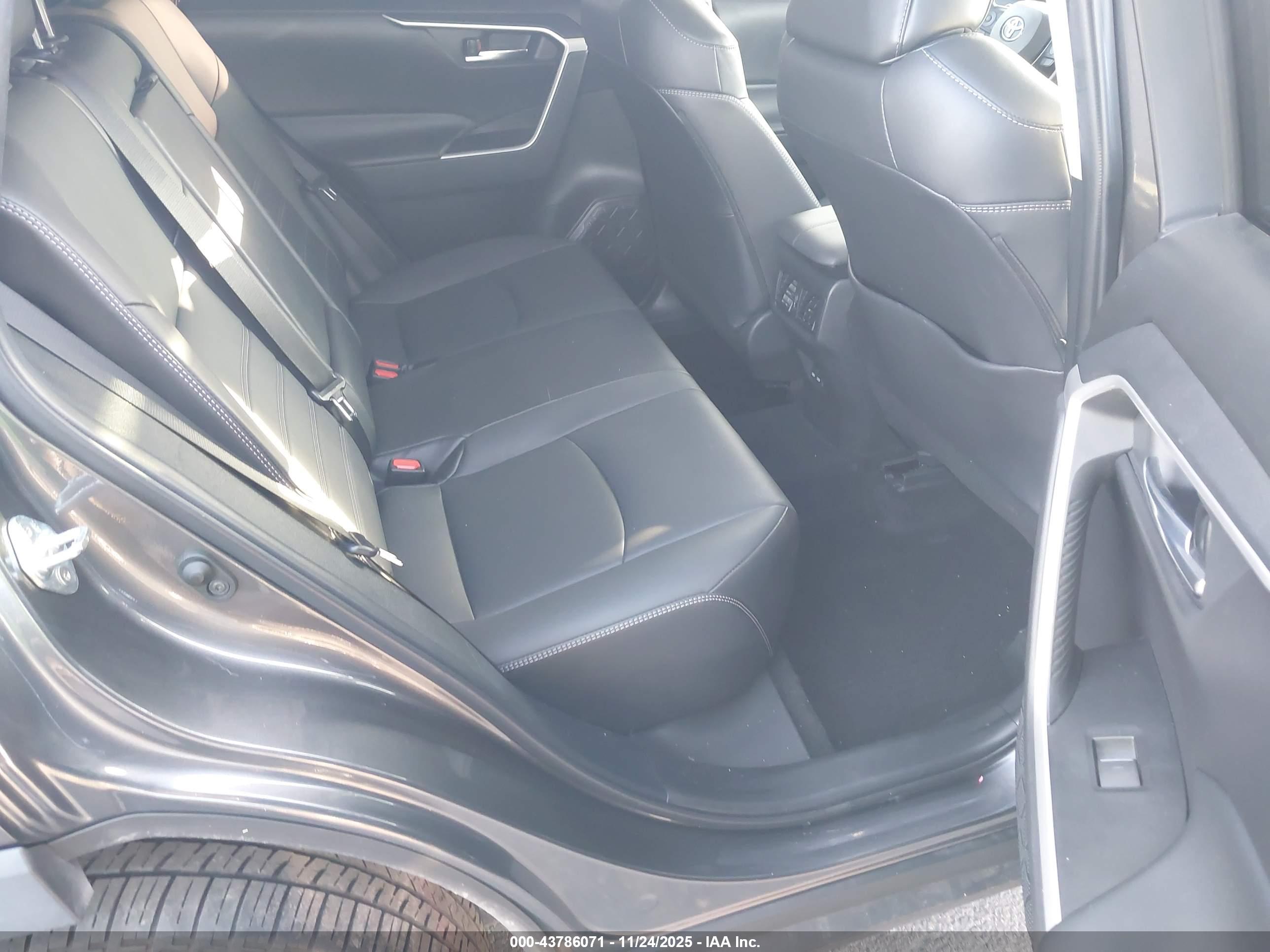 TOYOTA RAV4 image 8