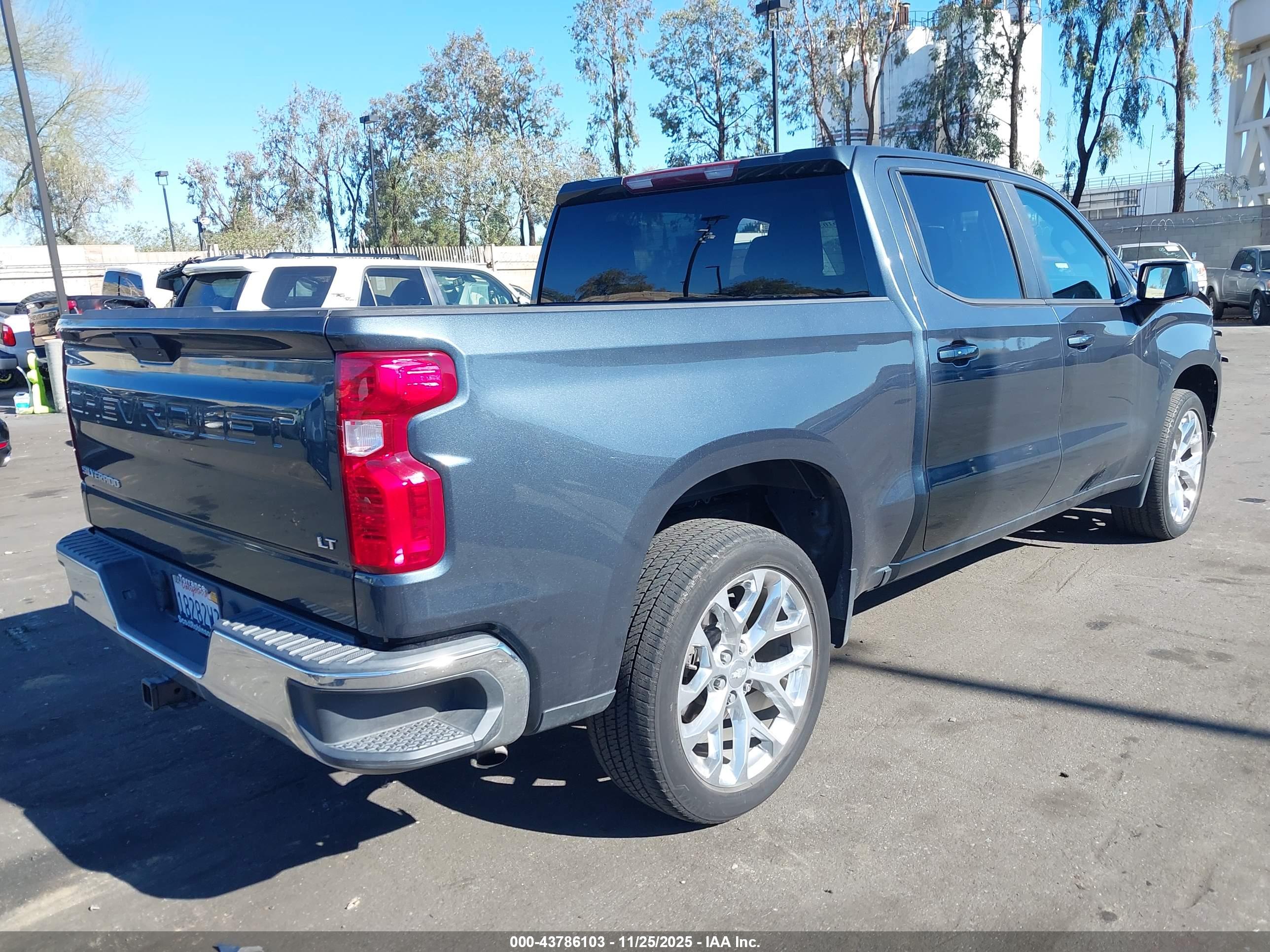 CHEVROLET SILVERADO image 4