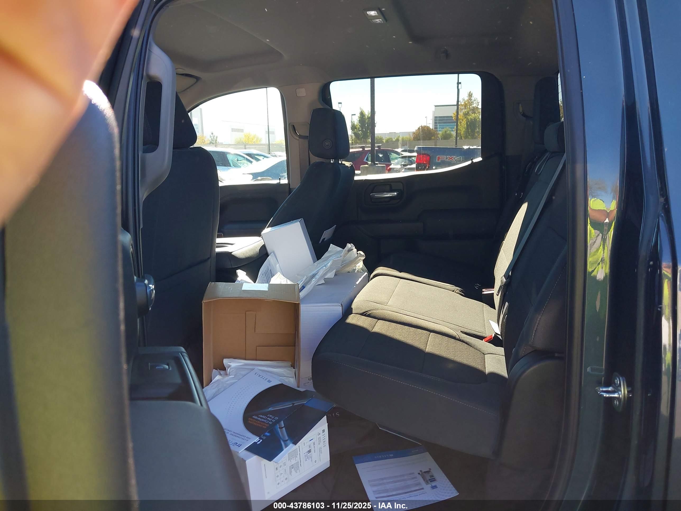 CHEVROLET SILVERADO image 8