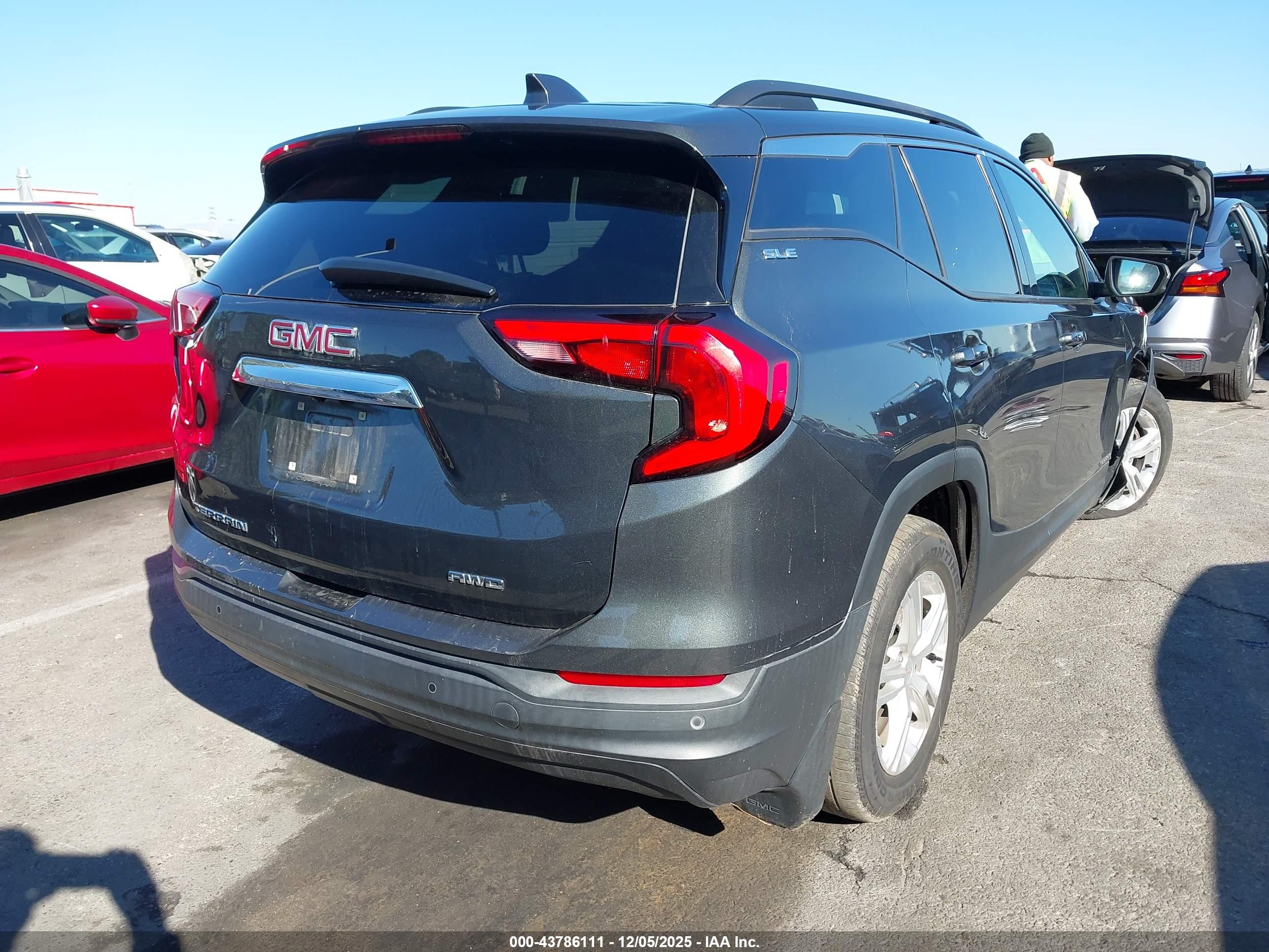 GMC TERRAIN image 4