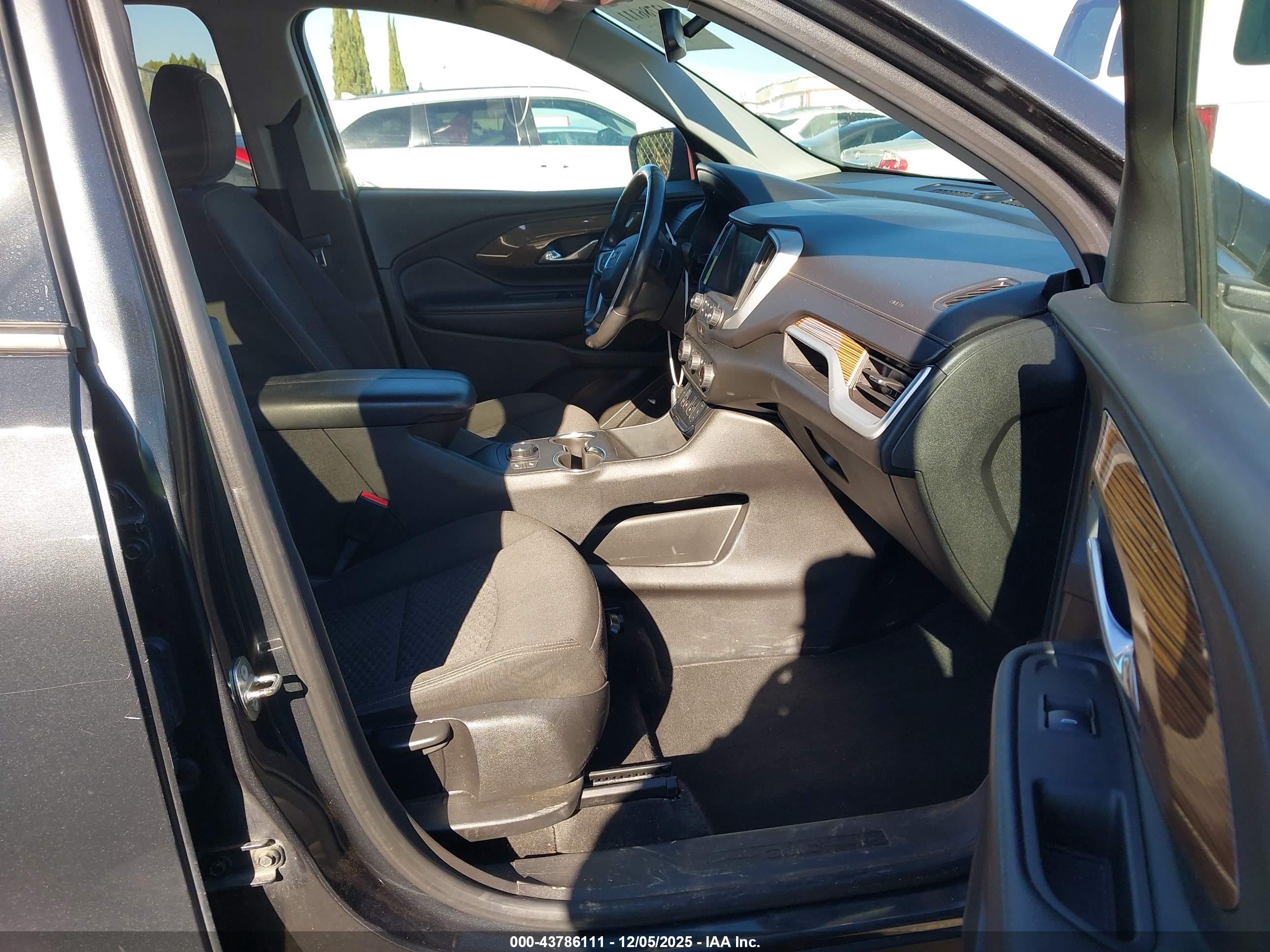 GMC TERRAIN image 5